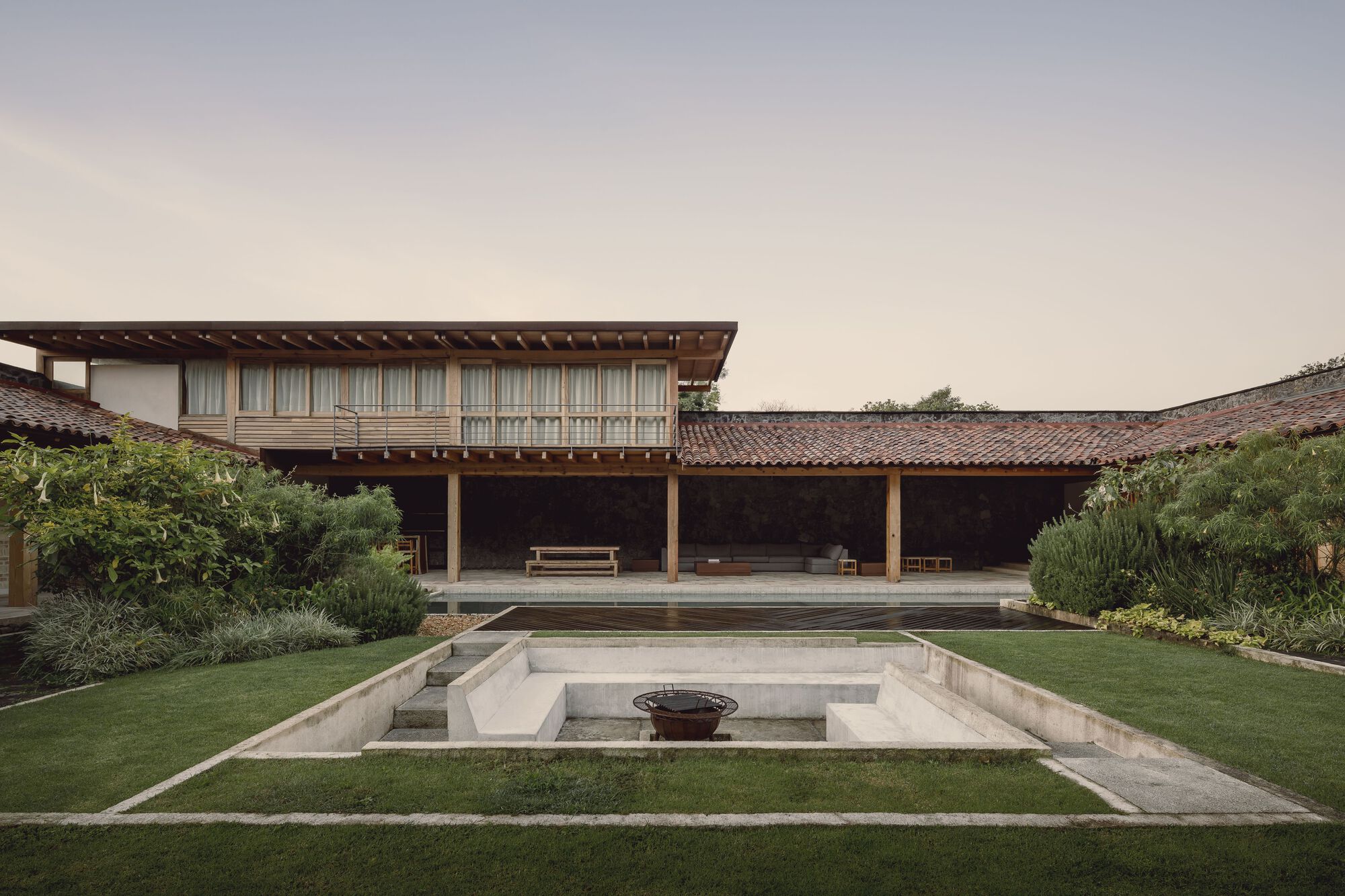 La Hacienda JardÃ­n Interprets Mexican Hacienda Architecture as a Weekend Home