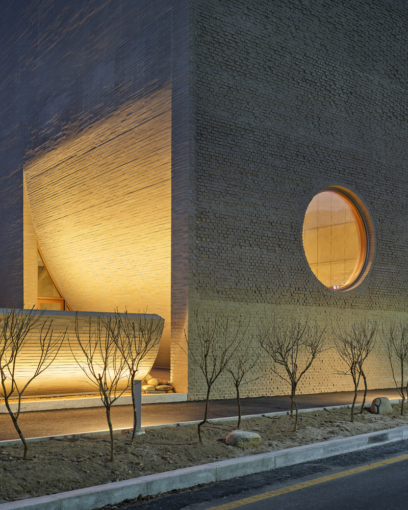 CafÃ© Teri : Matching The Dynamism of The Exterior and Interior of The Building With Bricks