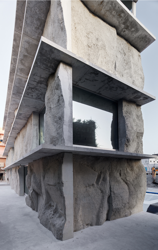 detail view from the wide side of the building