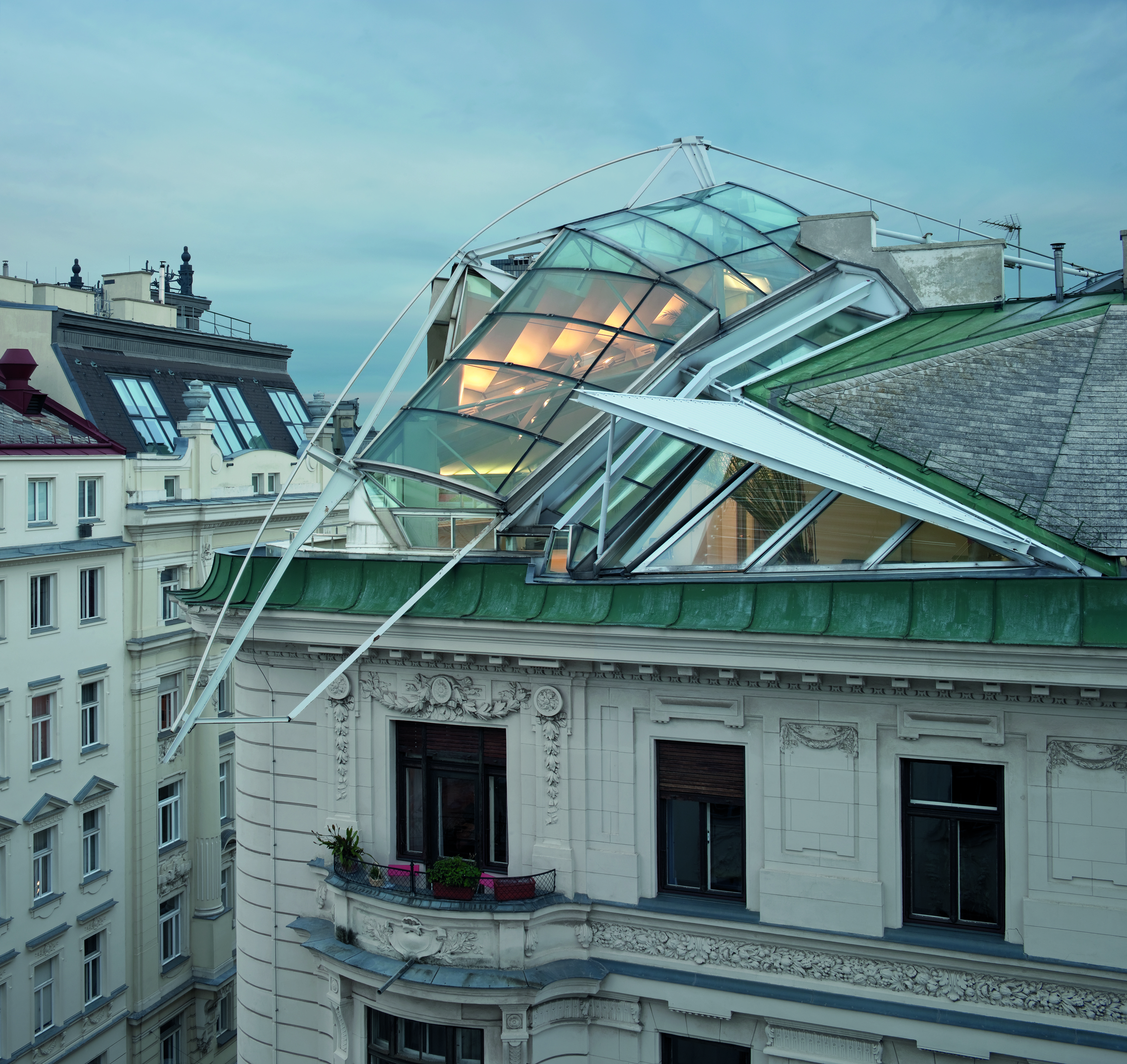 (the initial project of deconstructivism was the renovation of the office of Coob Himmelb(I) au. Photo by Duccio Malagamba)