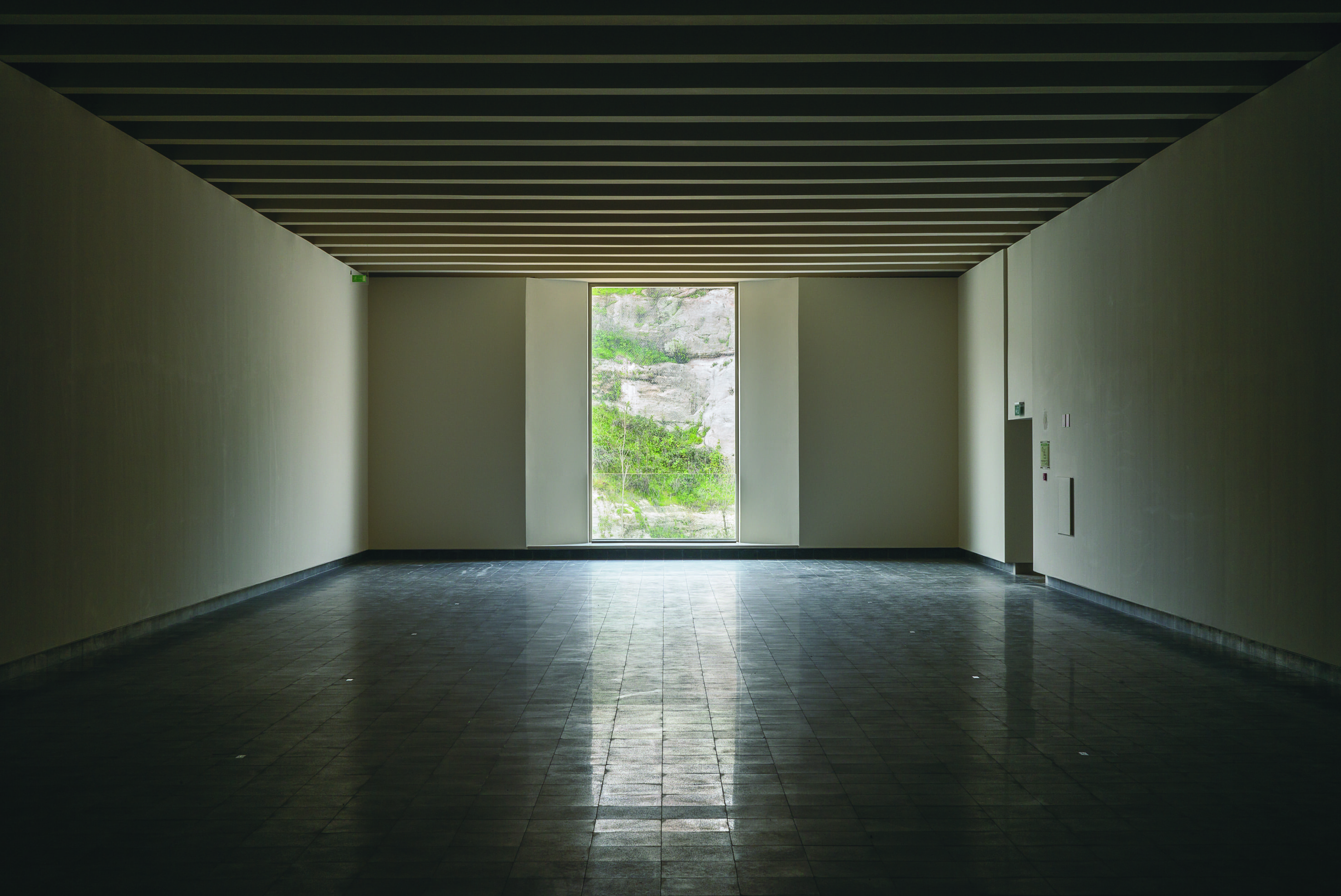 Large window openings up to the upper limit of the ceiling