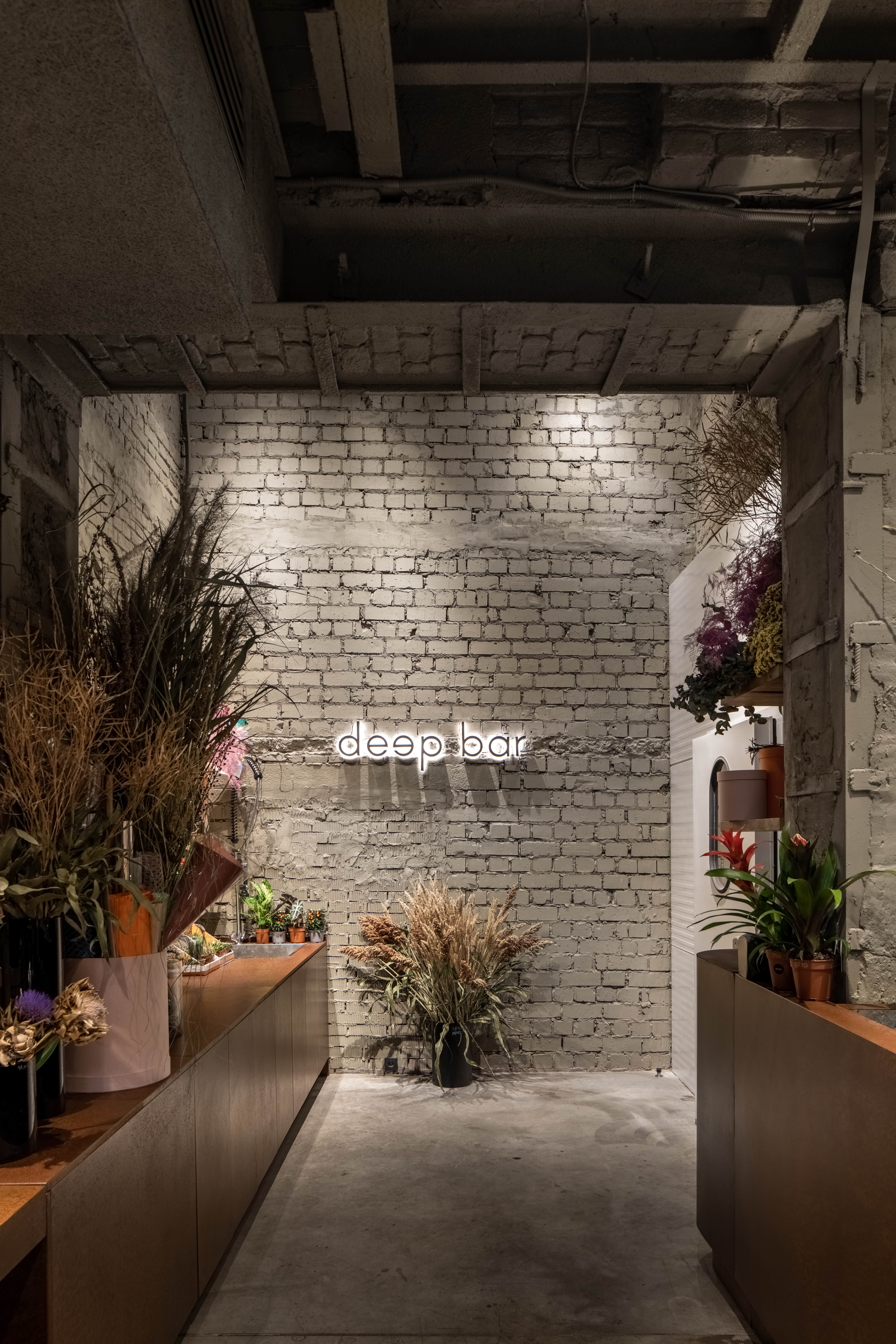 (Deep Bar - An underground bar that blends into a flower shop)