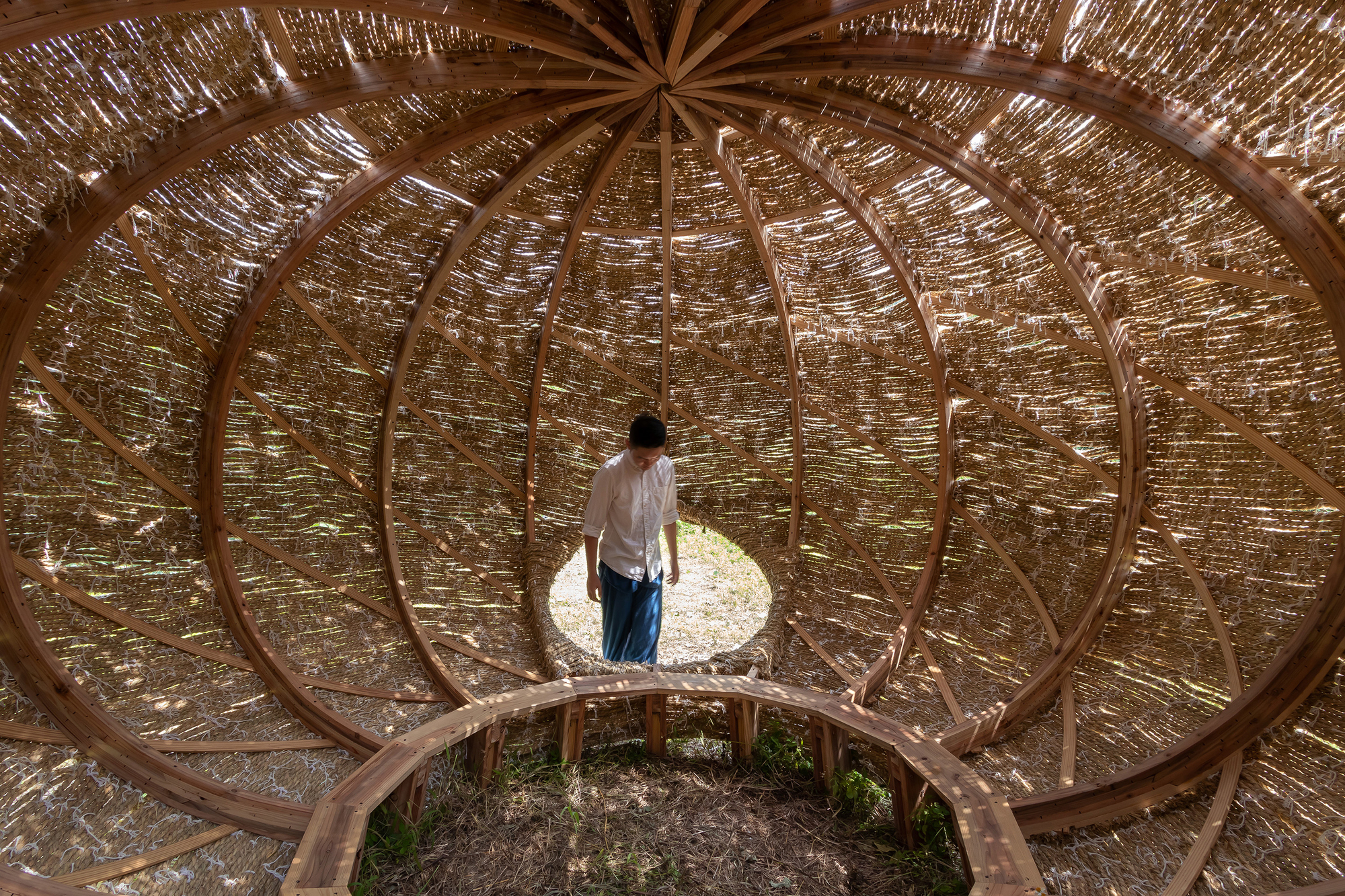  Meanwhile, on the outside of the installation, Cheng Tsung Feng coated the wood with dry straw tied with white cotton rope to maximize the visual of cha shou.