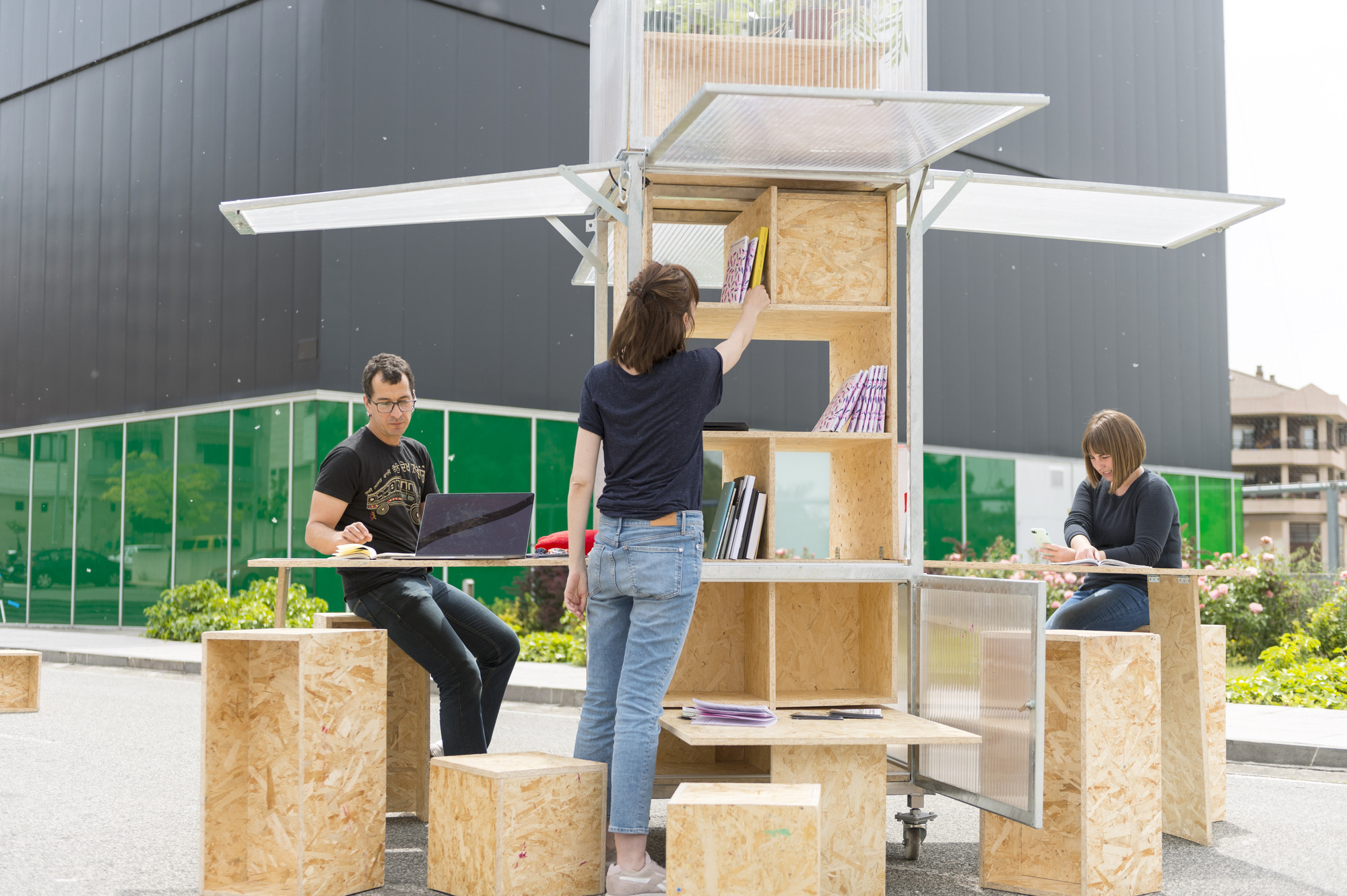 Center Totems Installation that Connects Communities with Centro Huarte
