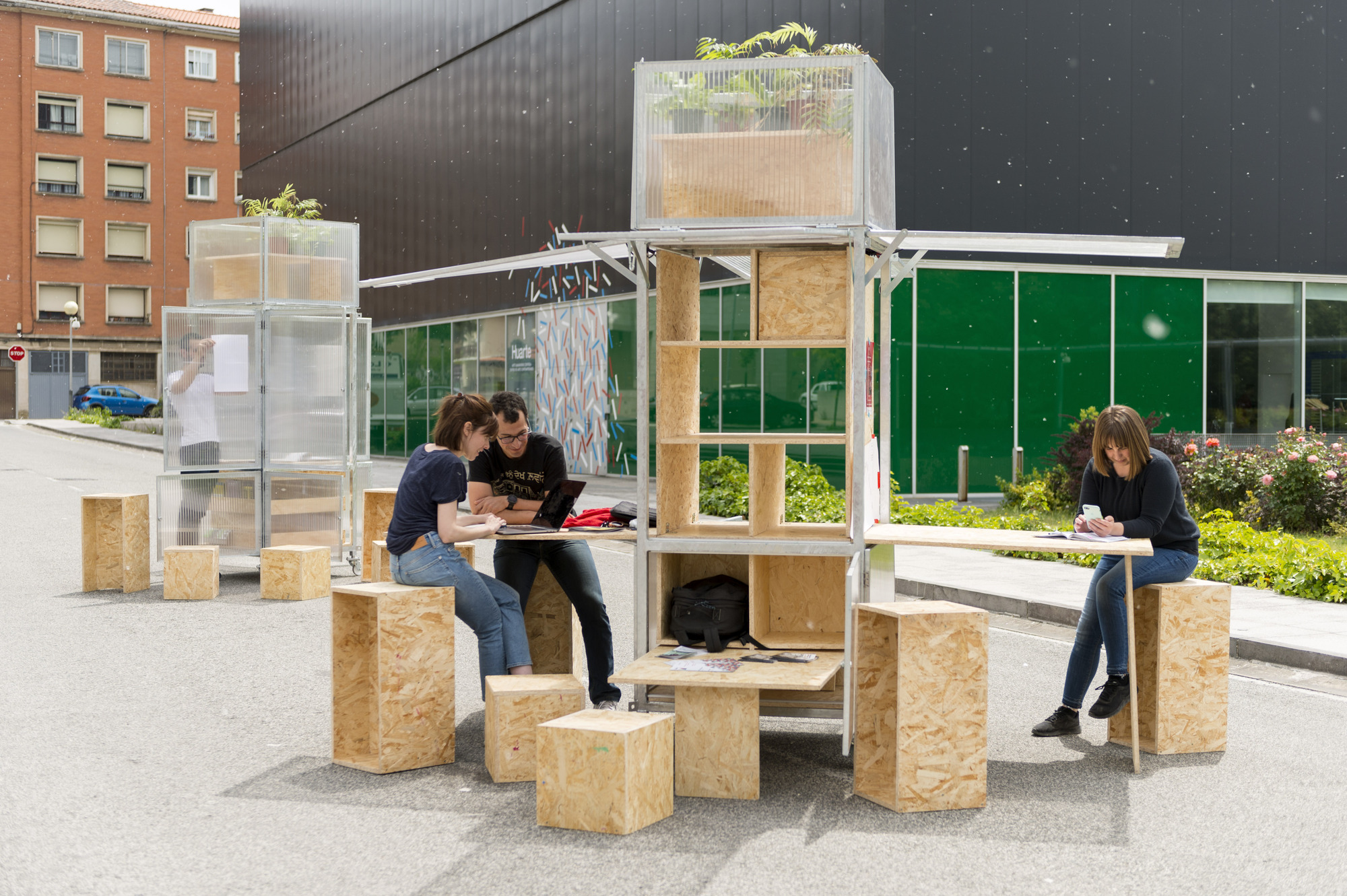 Center Totems Installation that Connects Communities with Centro Huarte