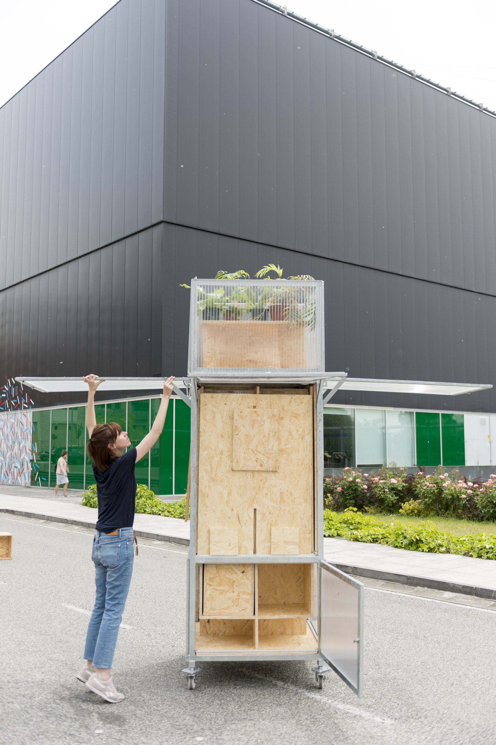 Center Totems Installation that Connects Communities with Centro Huarte