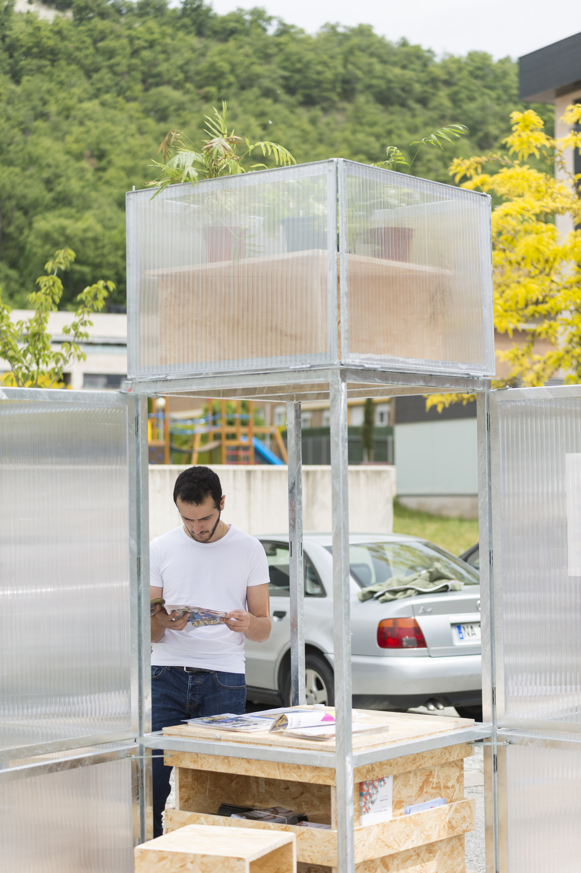 Center Totems Installation that Connects Communities with Centro Huarte