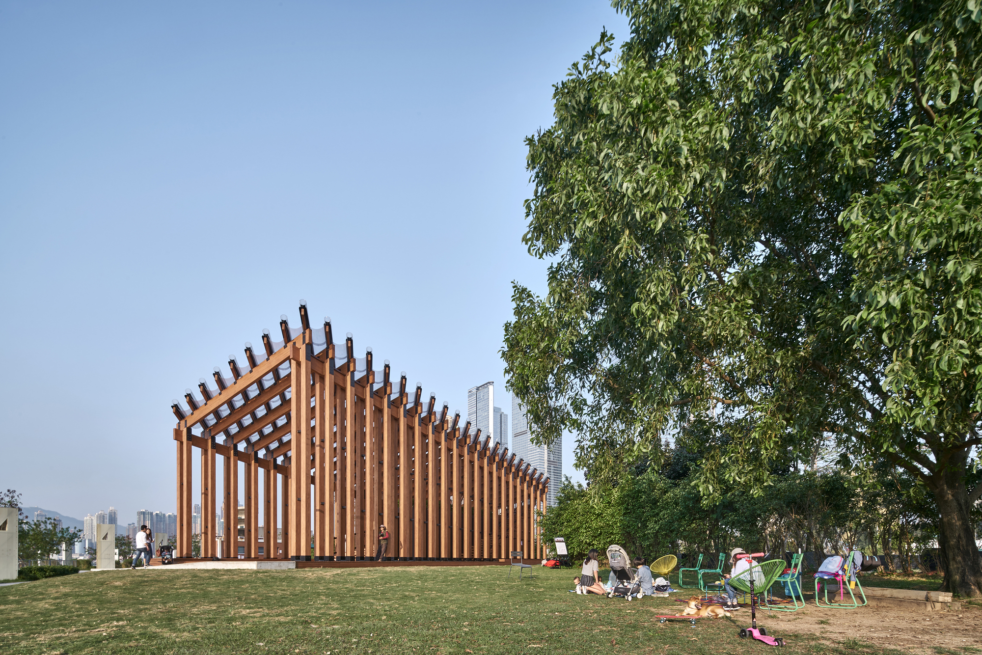 When Natural Contexts Are Neatly Wrapped up in a Growing Up Pavilion