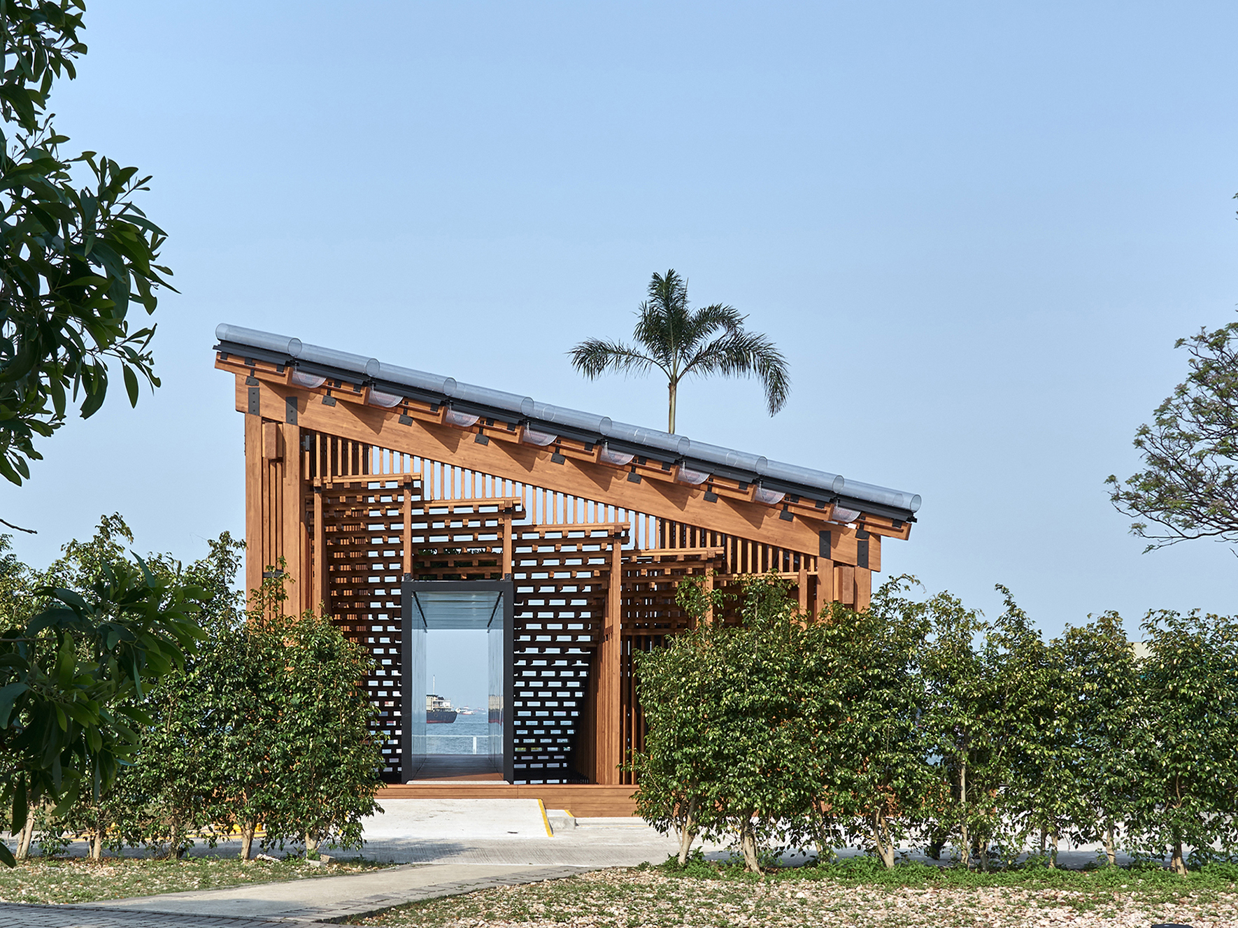 When Natural Contexts Are Neatly Wrapped up in a Growing Up Pavilion