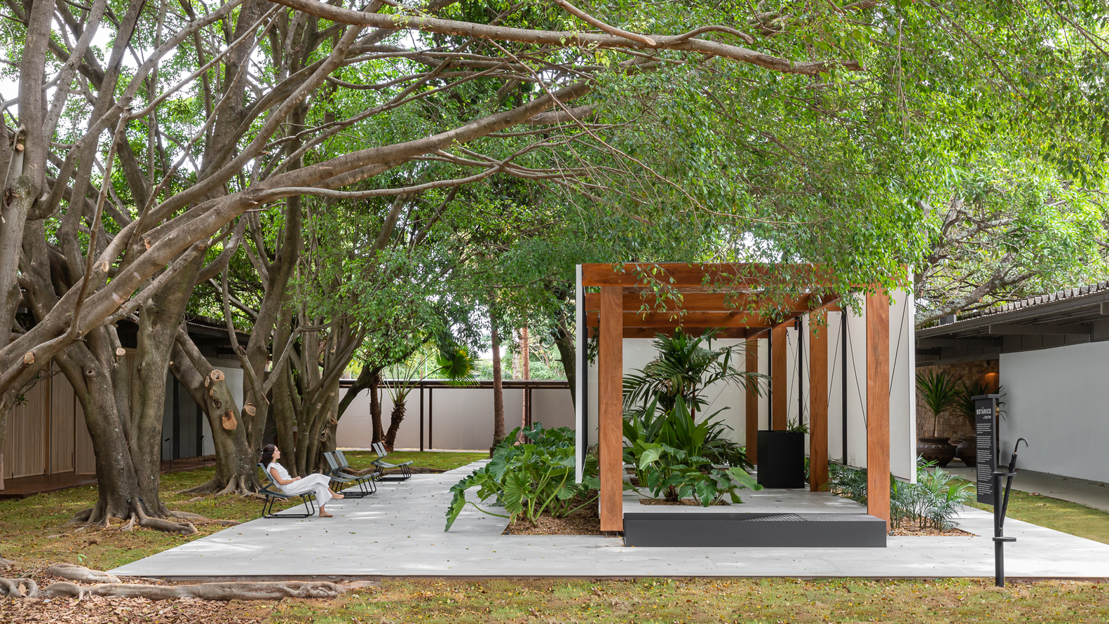 Botanical Installation, Photo by Julia Totoli