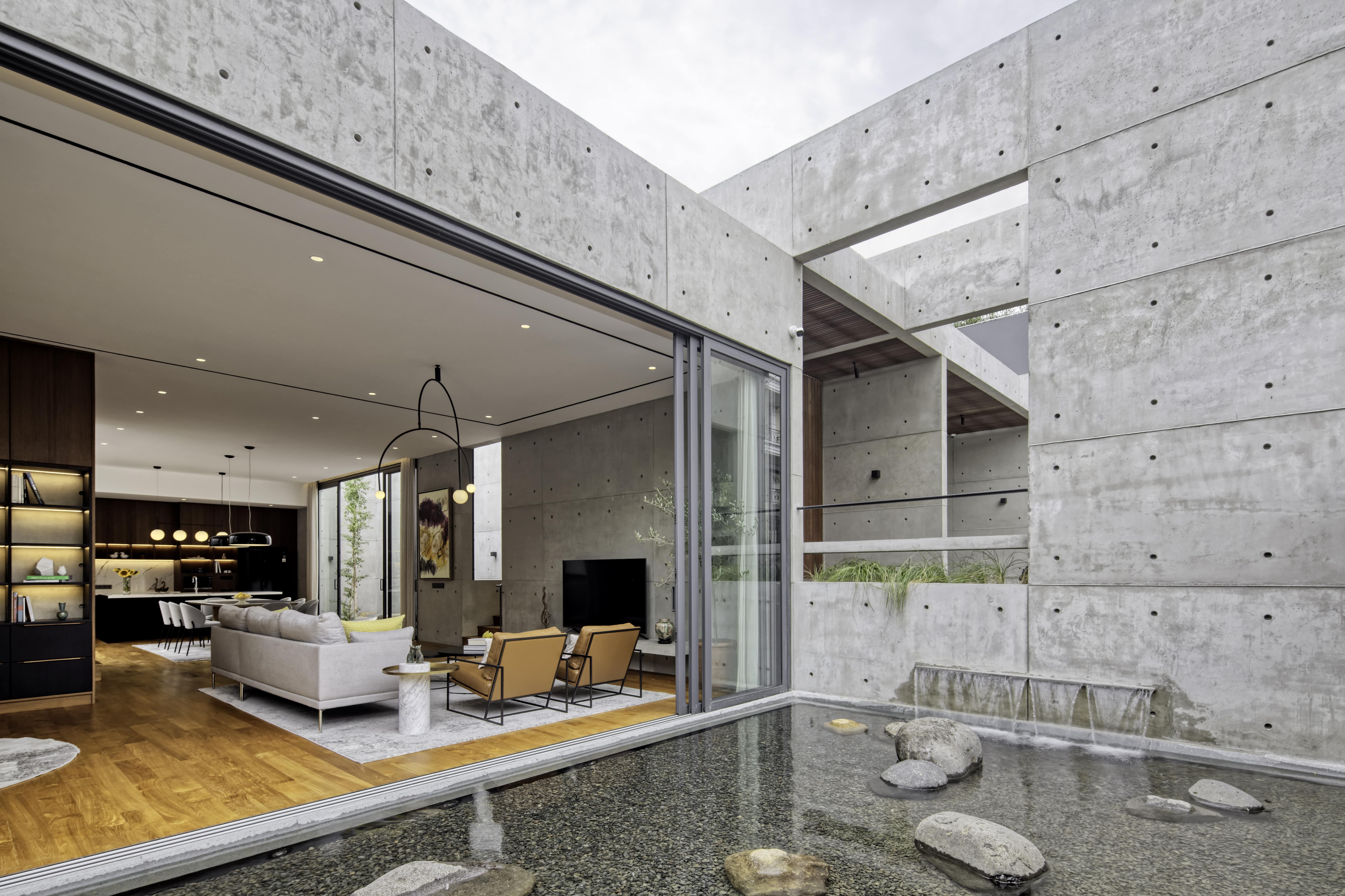 Reflection pool in front of the living room of Cascading House