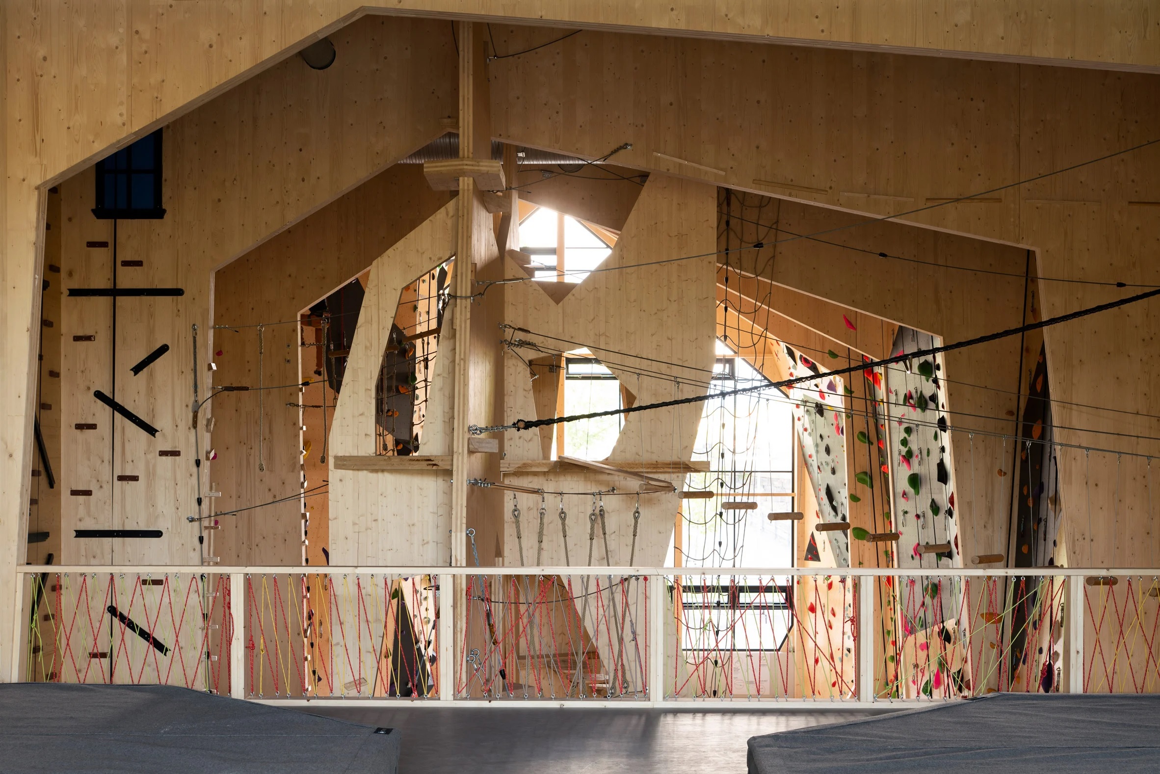 interior view of mezzanine HÃ¸yt Under Taket Climbing Centre, Photo by Eirik Evjen