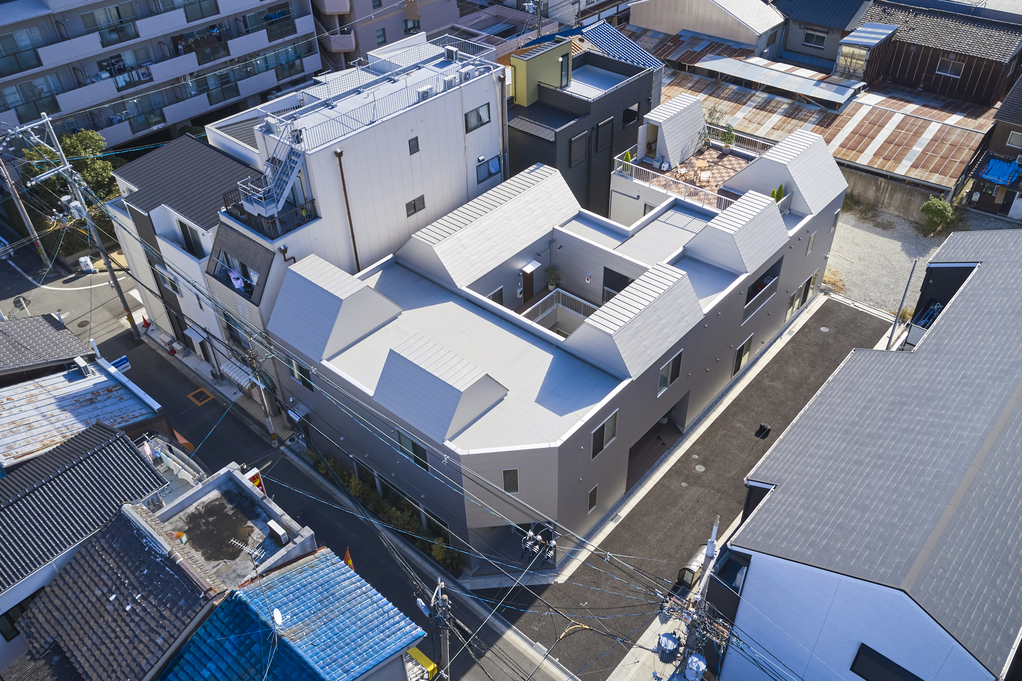 This new structure appears while taking into account the relationship with its neighborhood