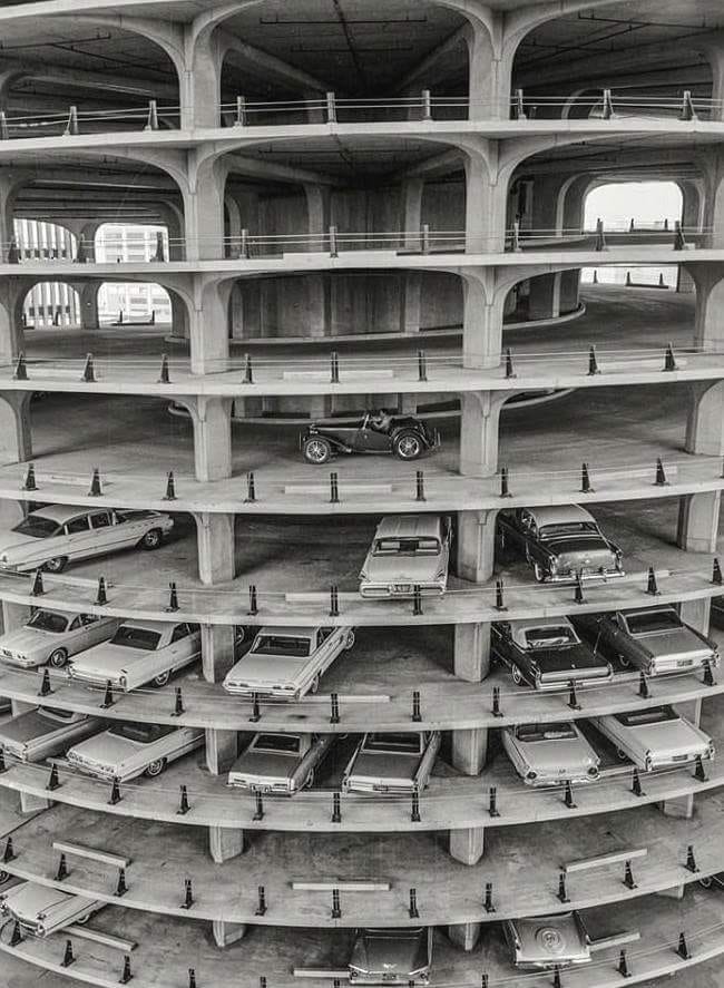 Spiral parking garage