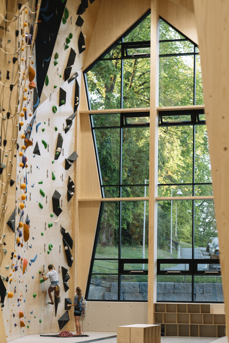 interior view of HÃ¸yt Under Taket Climbing Centre clambing area, Photo by Eirik Evjen