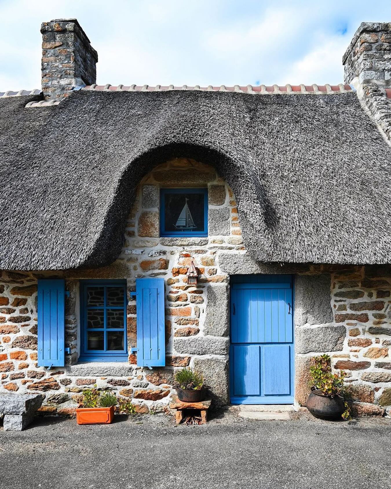 Unique thatched cottage architecture in KerascoÃ«t