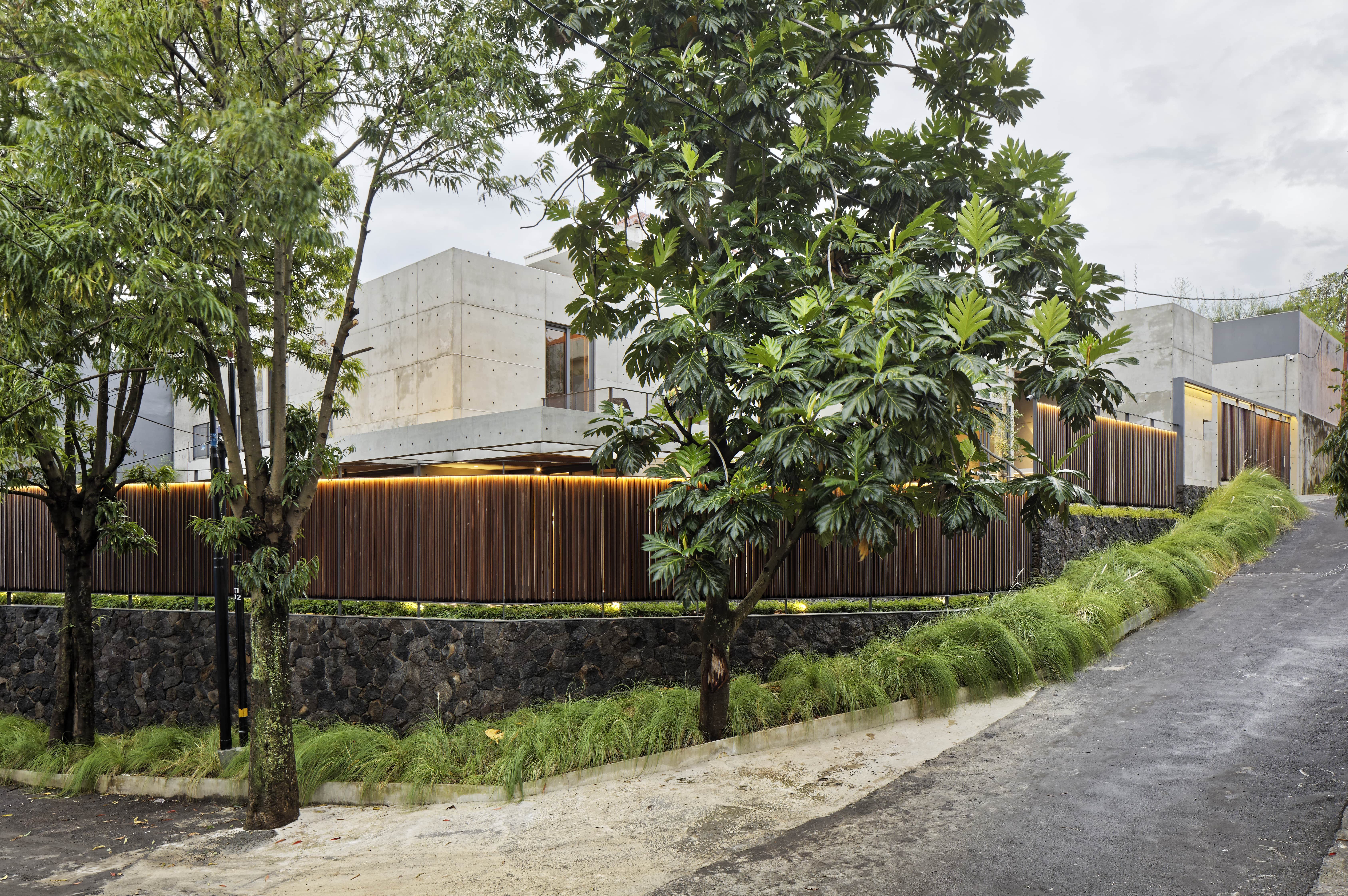 Cascading House sightings from behind the boisterous trees around its site