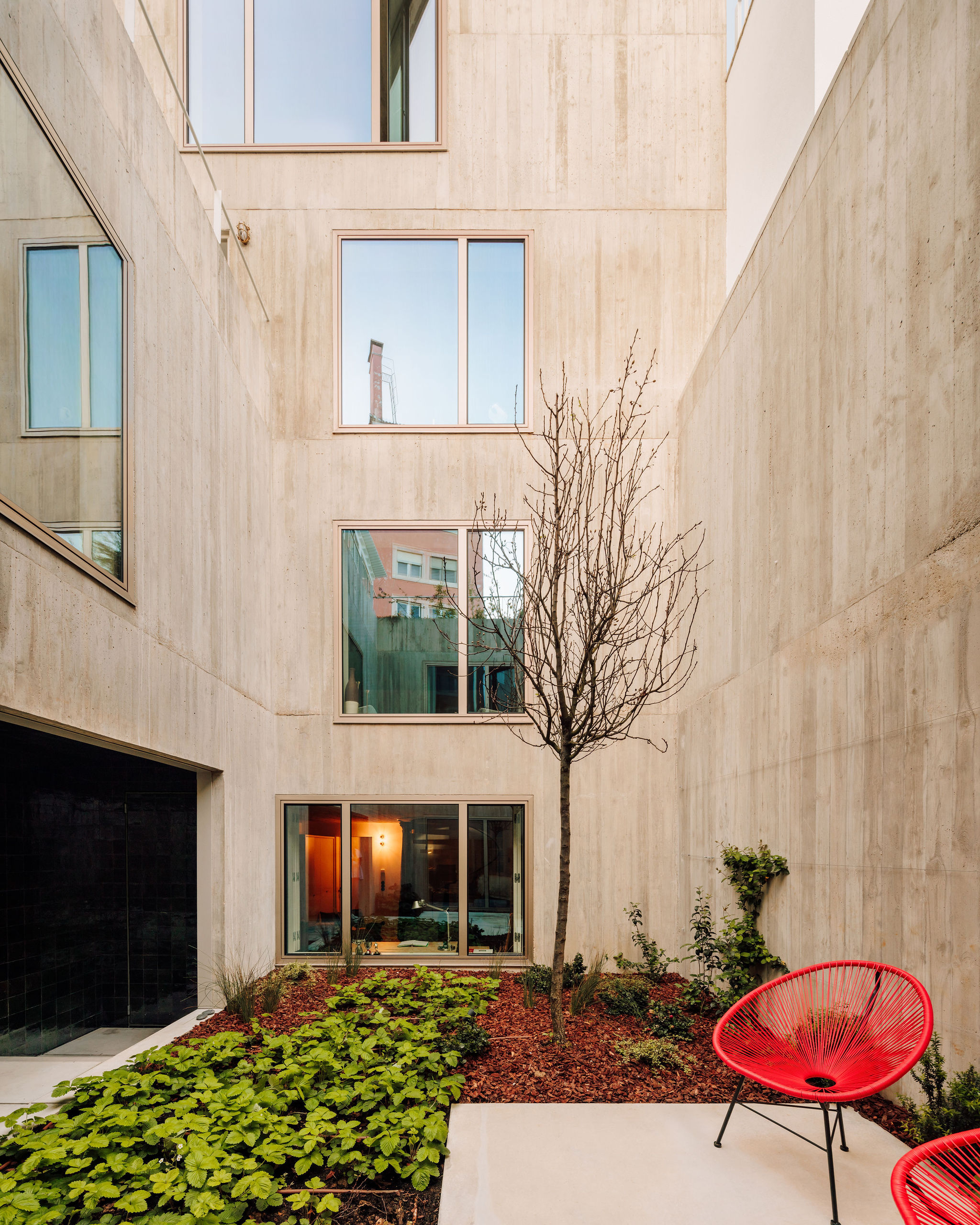 Casa na Lapa by Bak Gordon Arquitectos 