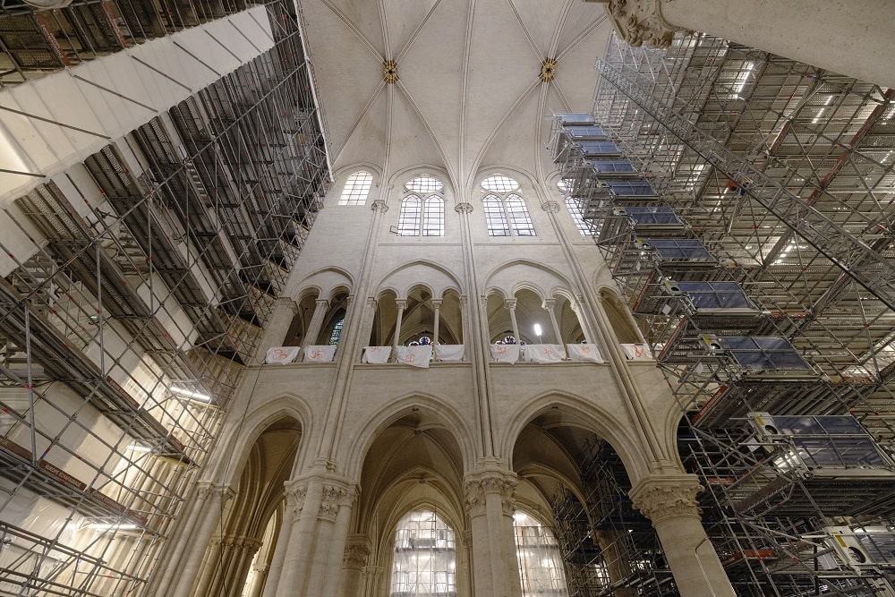 Interior Notre Dame Cathedral (cr: Relais Du Louvre)