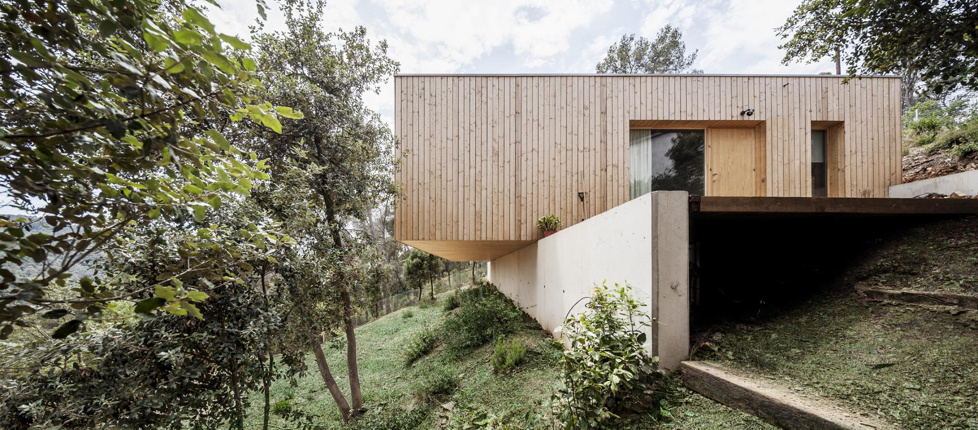 LPP House by Alventosa Morell arquitectes (cr: AdriÃ  Goula)