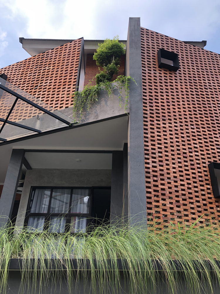 The facade is also analogous to the distinctive shape that seems to divide the front of the house into two separate parts