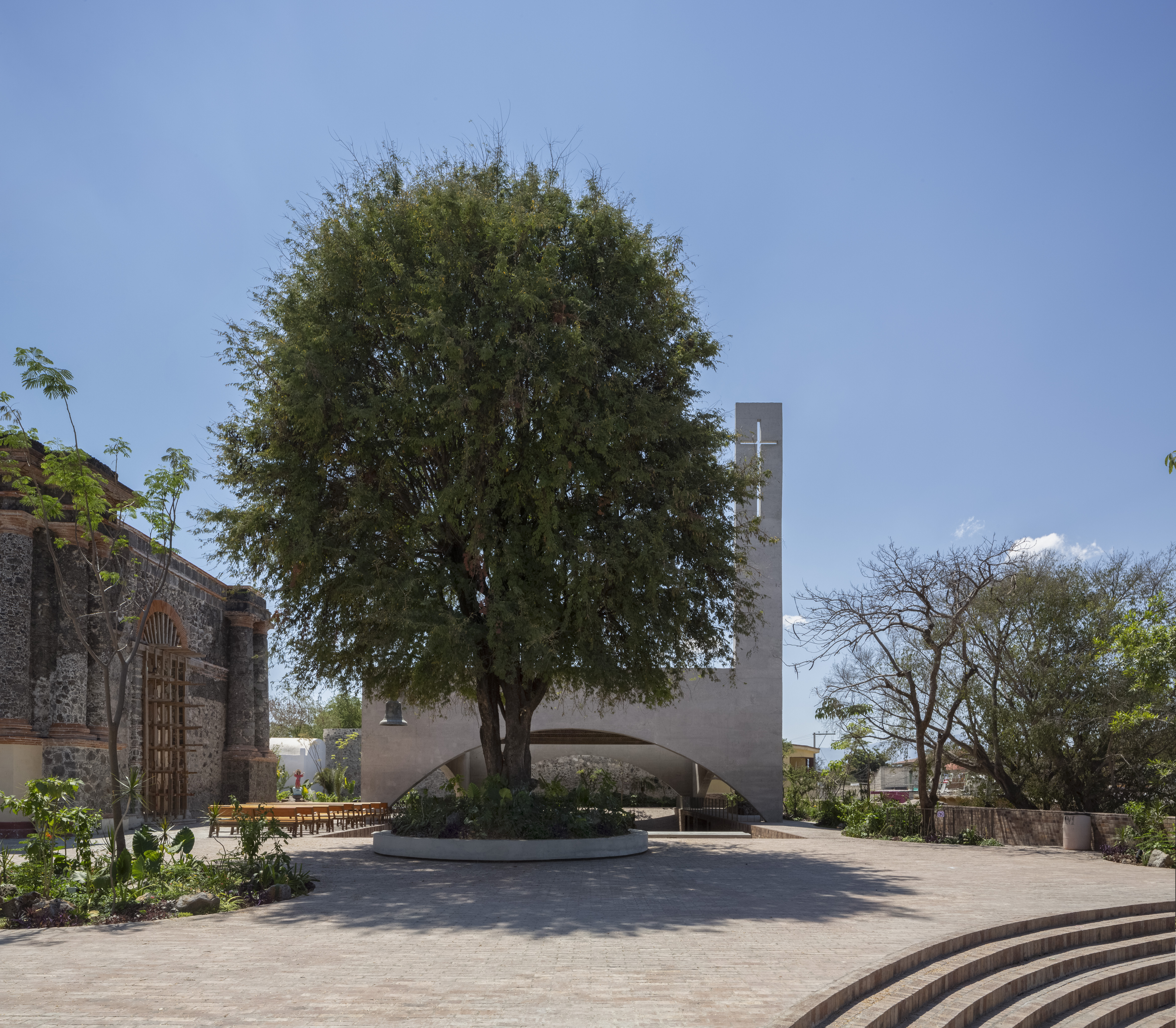 The situation of the area outside the church position