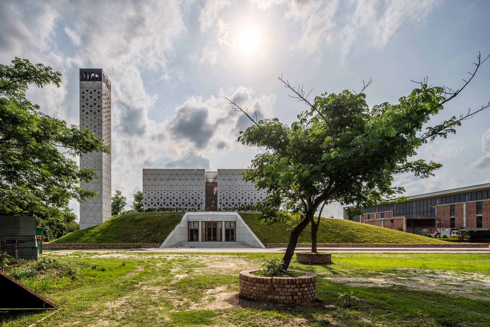 The slanted landscape that connects the Aman Mosque with its surroundings