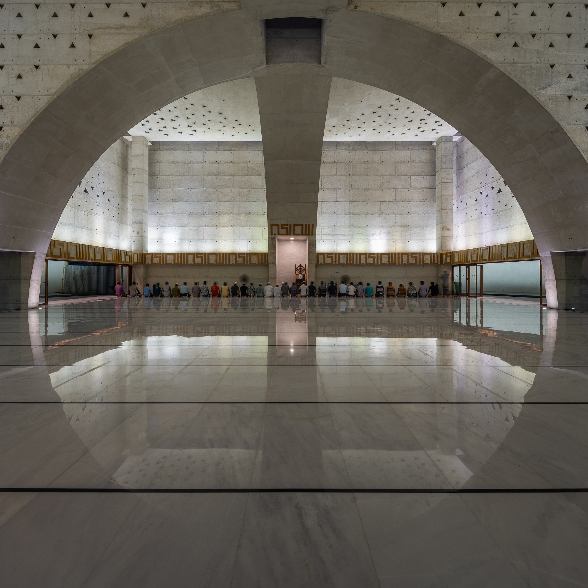 The main hall of the Aman Mosque with the dome effect of its cross-arched structure