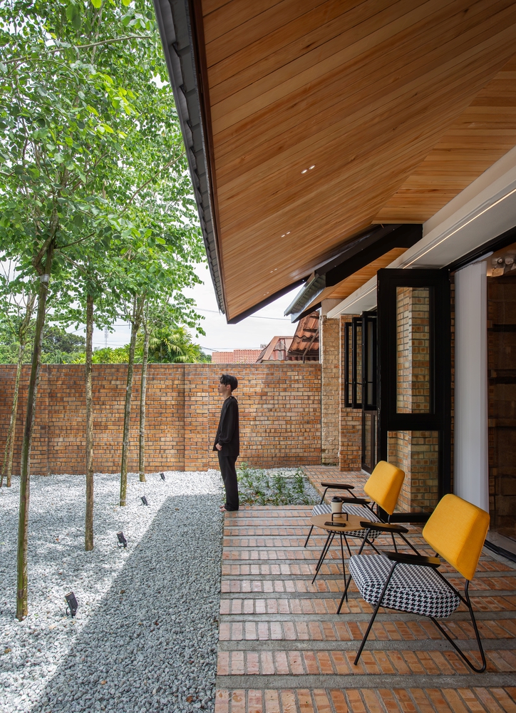 The combination of natural materials in Brickwood Villa