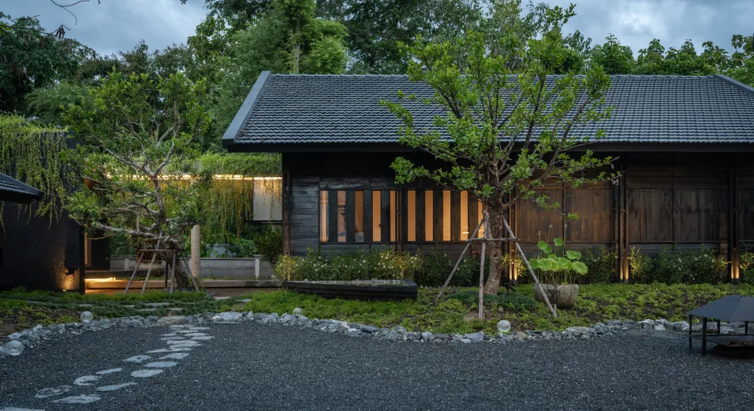 Baan Dam with one of its courtyard. (cr: Rungkit Charoenwat)