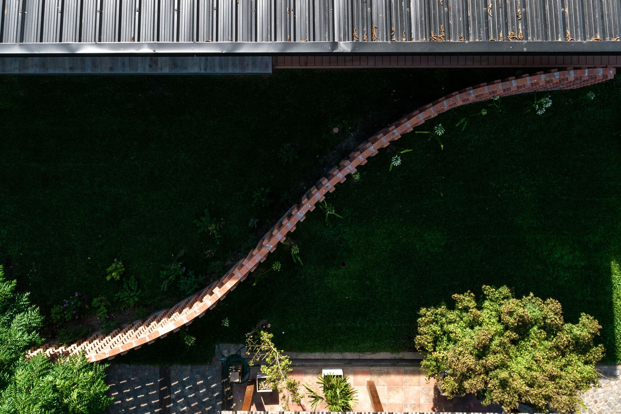 the project was built with a modest volume made mostly of bricks