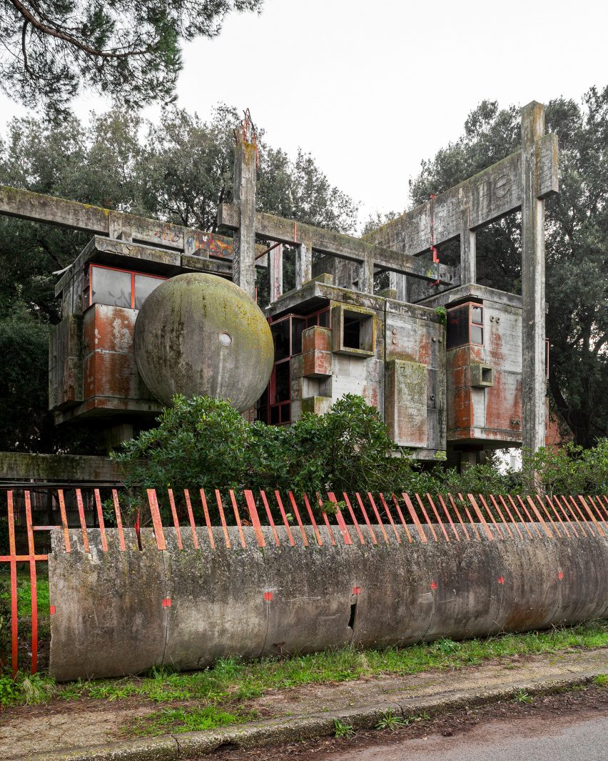 Tree House, Fregene, by Giuseppe Perugini, Raynaldo Perugini and Uga De Plaisant (cr: Stefano Perego and Roberto Conte)