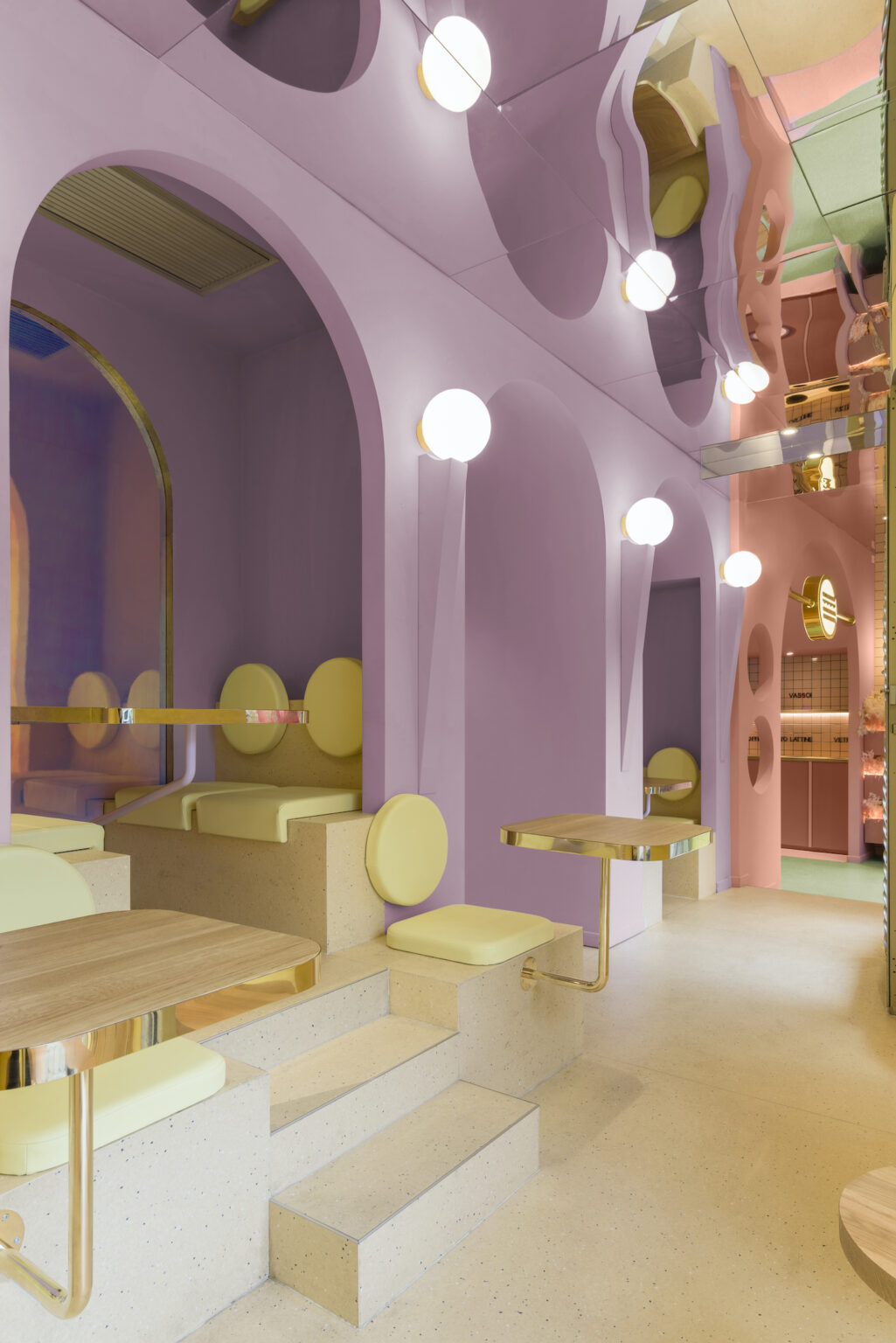 The dressing room is represented by a purple room with arches to place visitors in their âprivate spaceâ