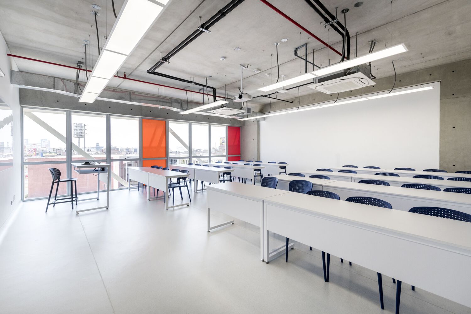 Interior of CientÃ­fica del Sur University classrooms, Photo by Renzo Rebagliati