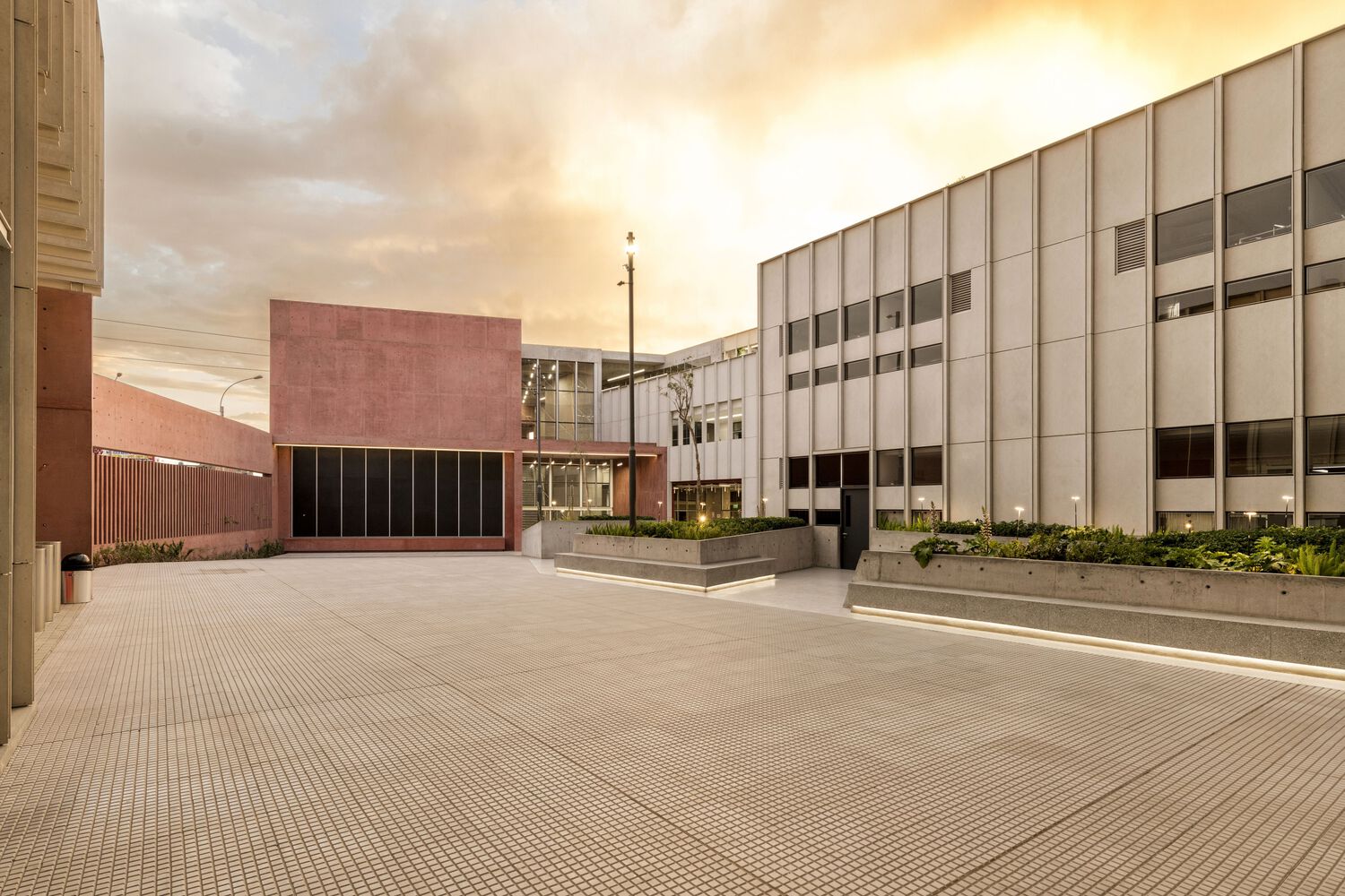 Front courtyard of the CientÃ­fica del Sur University, Photo by Renzo Rebagliati