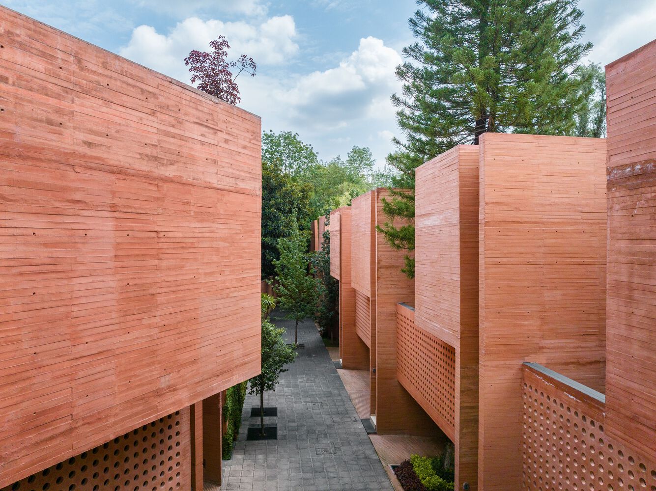 Real de los Reyes 138 residential complex, Photo by Rafael Gamo