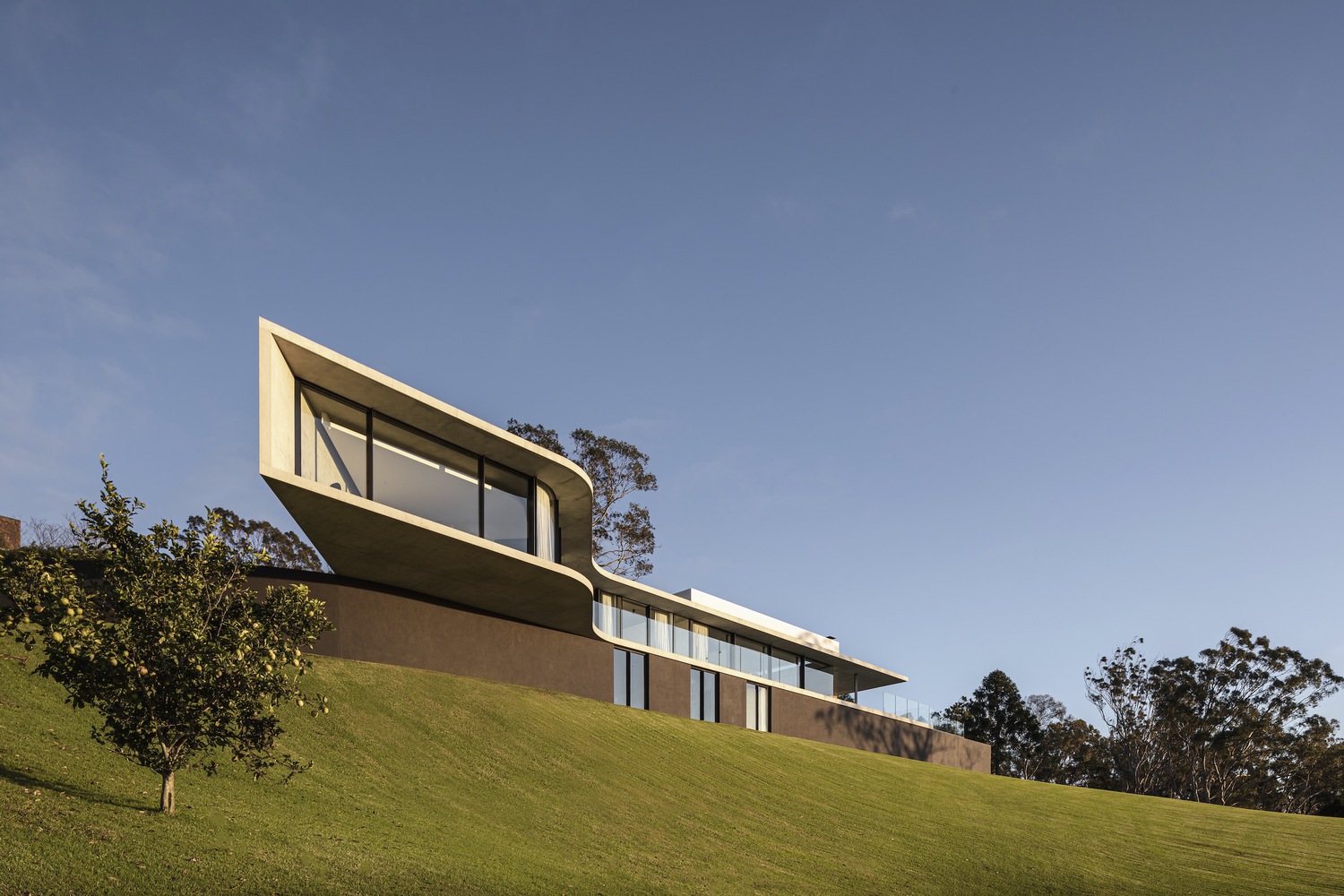 Cliffhanger house by Joe Adsett Architects 