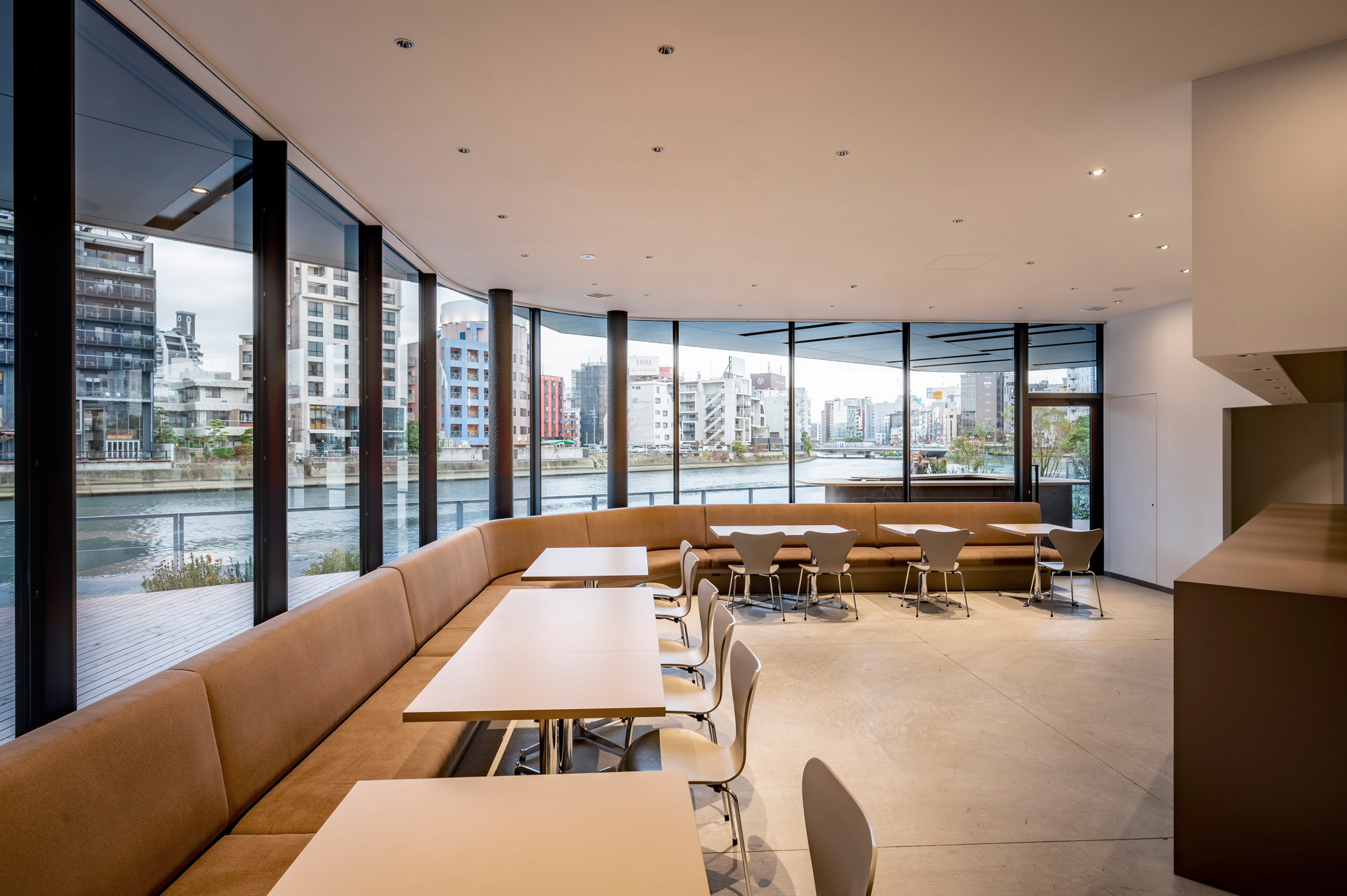 Interior view of restaurant Building 010, Photo by Gion