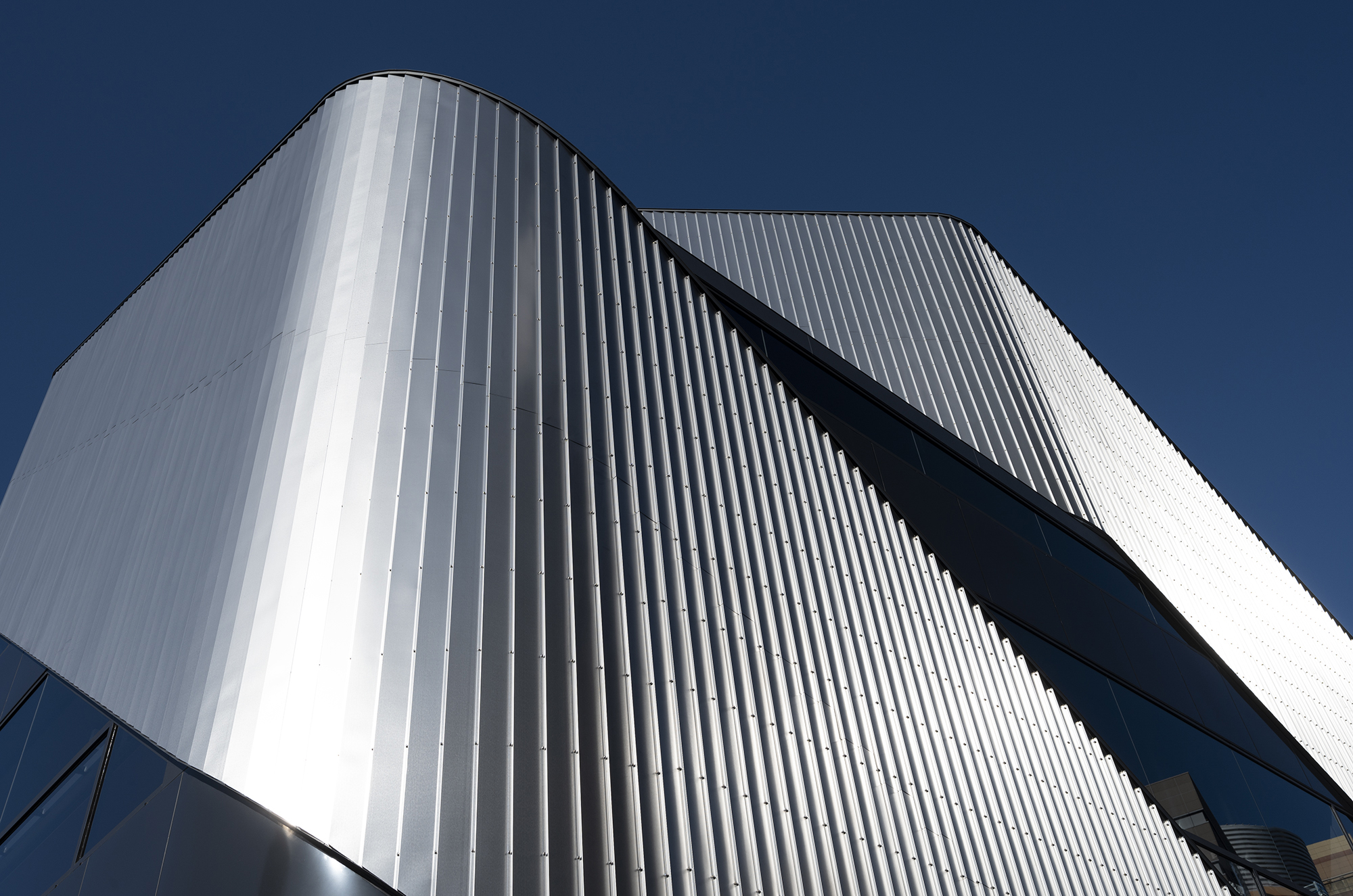 Detailed view of the shroud of Building 010, Photo by Gion