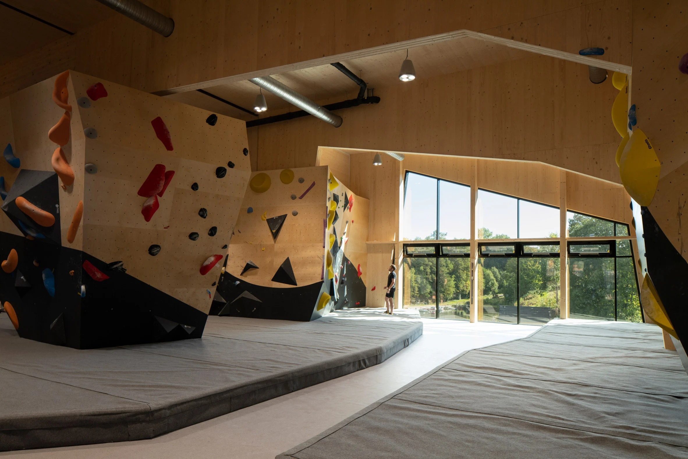 interior view of HÃ¸yt Under Taket Climbing Centre clambing area, Photo by Eirik Evjen