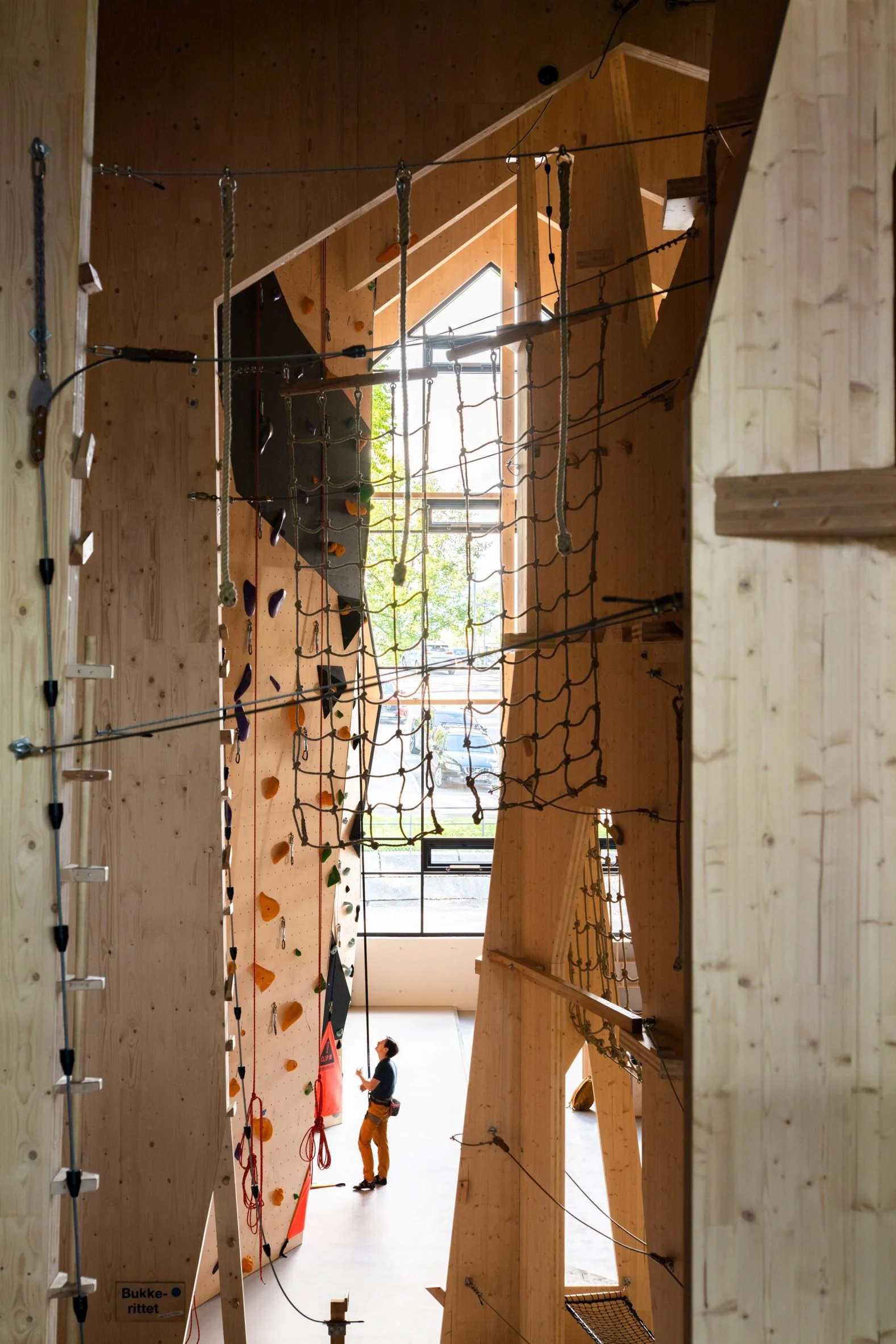 interior view of mezzanine HÃ¸yt Under Taket Climbing Centre,Photo by Eirik Evjen