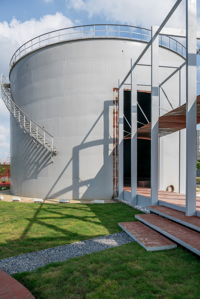 Vacant oil silos are transformed into a public space (cr: Dirk Weiblen)