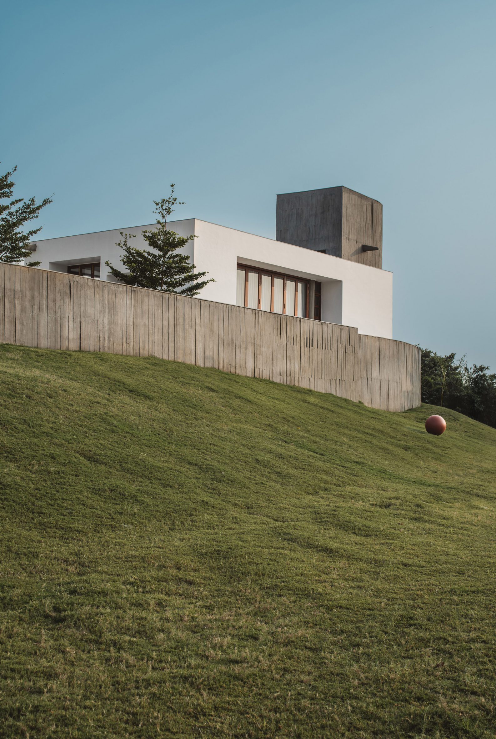 Side yard view of Enclosure House, Photo by The Fishy Project