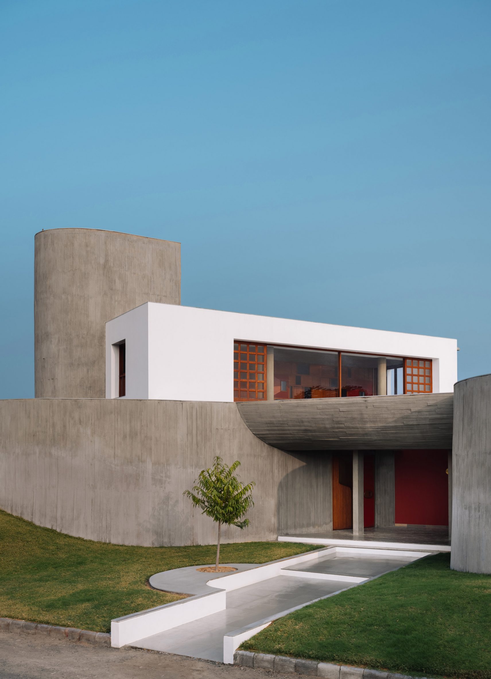 Entrance view of Enclosure House, Photo by The Fishy Project