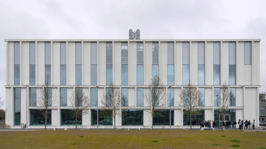 University of Aberdeen Science and Teaching Hub by Reiach and Hall Architects (cr: Broad Daylight)