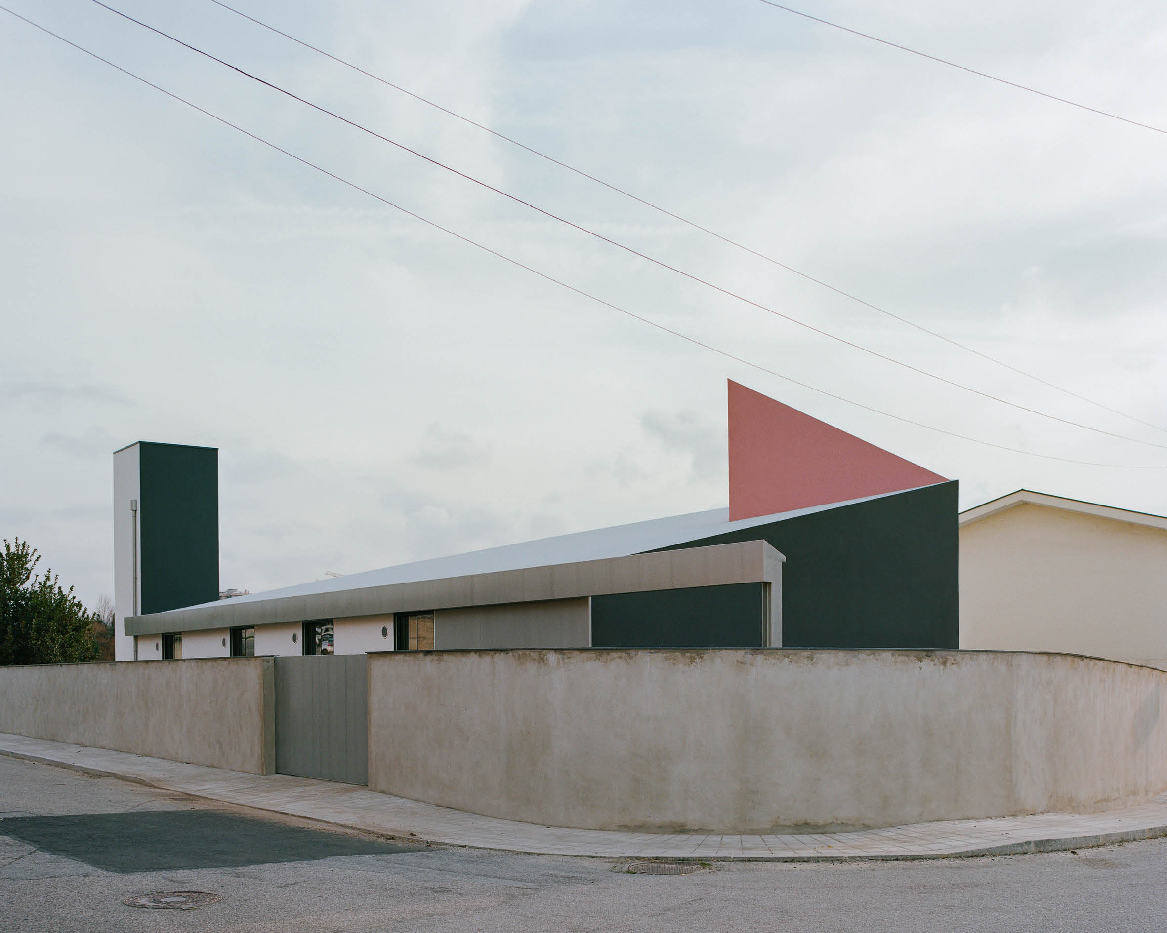 House within Three gestures by Fala Atelier, Photo by FranciscoÂ AscensÃ£o