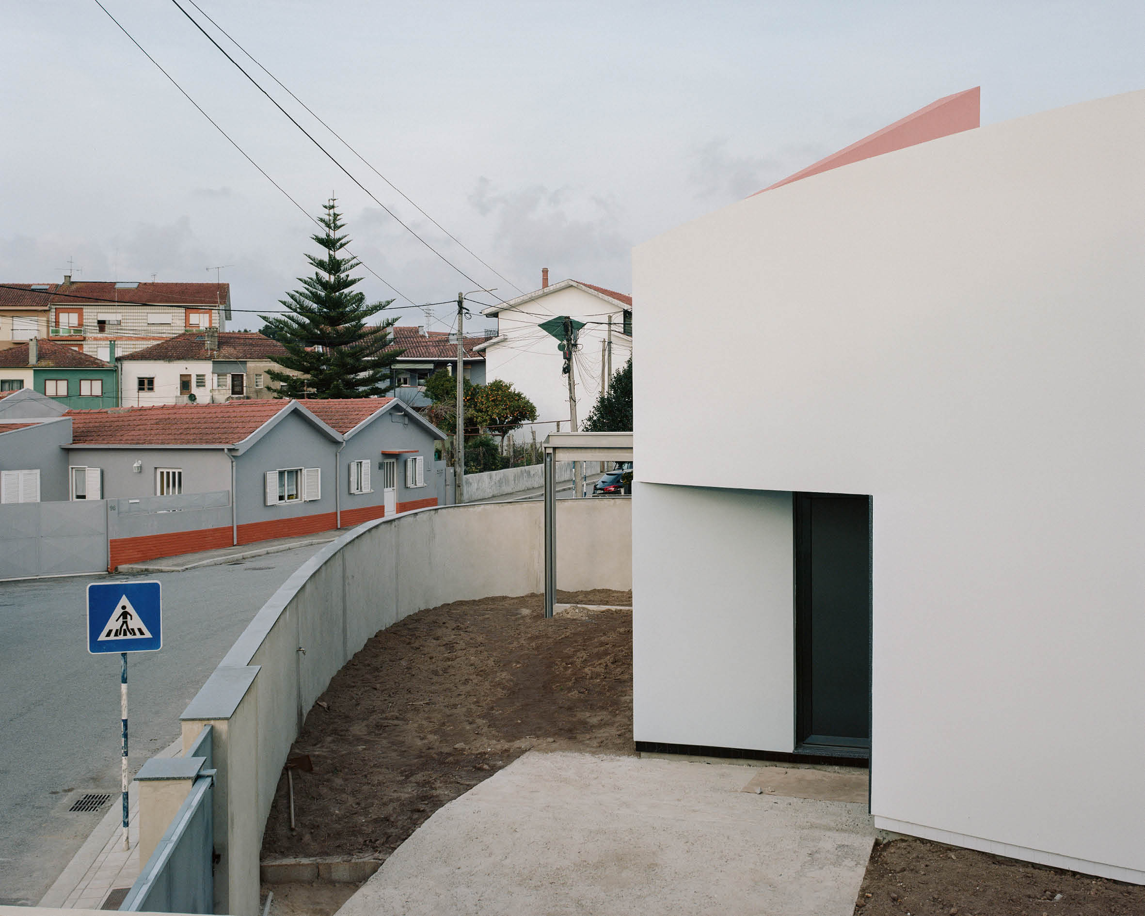 House within Three gestures by Fala Atelier, Photo by FranciscoÂ AscensÃ£o