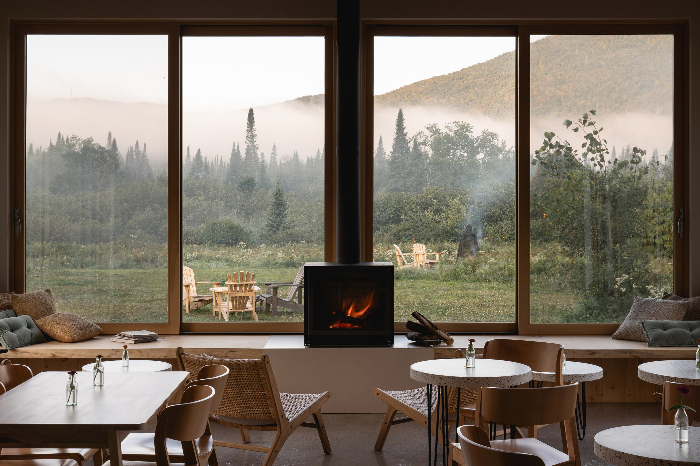 Interior in the cafÃ© Farouche Tremblant, Photo by RaphaÃ«l Thibodeau