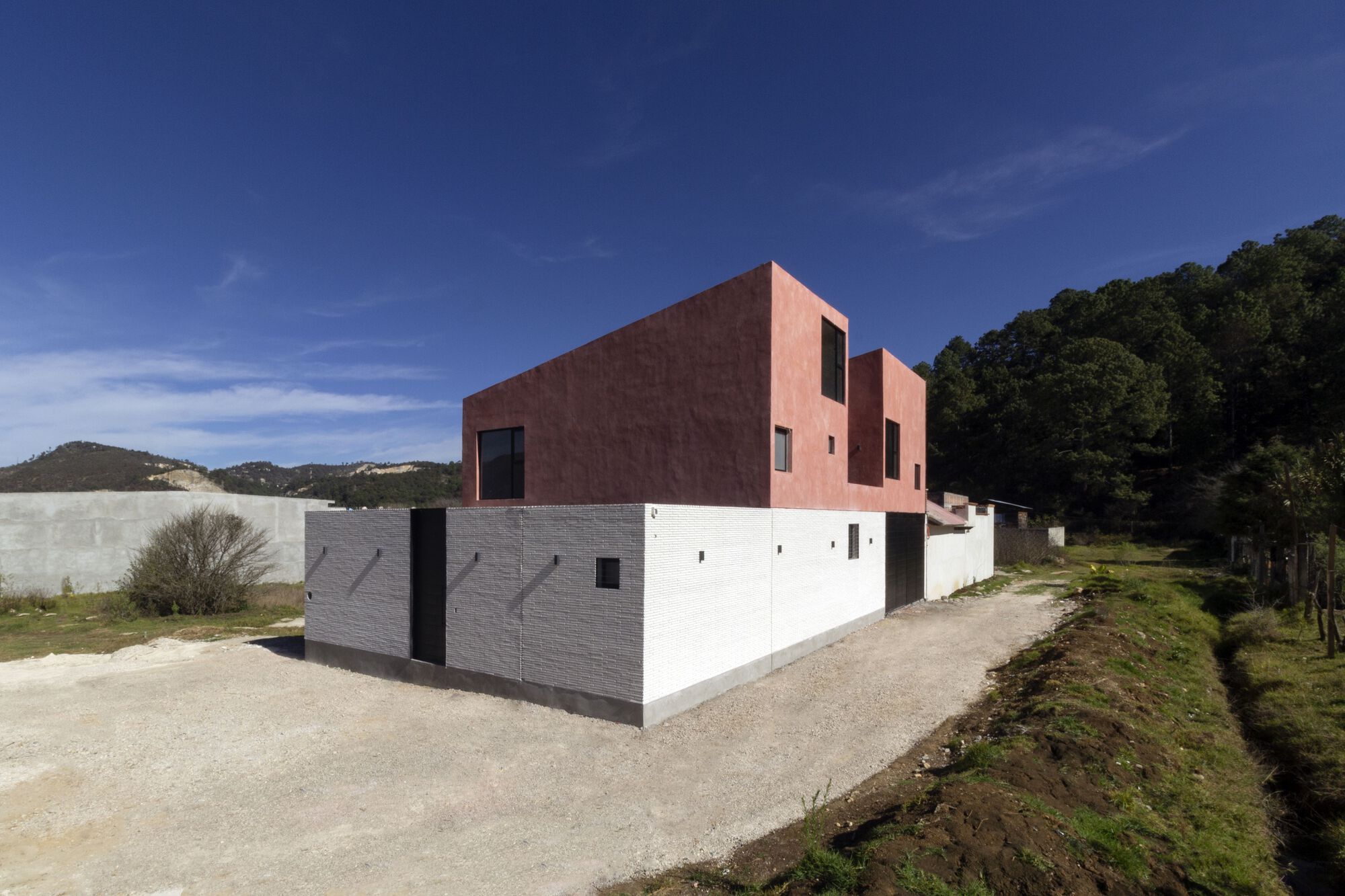 Grado Studio Features A Holiday House with Pink Walls in San Cristobal