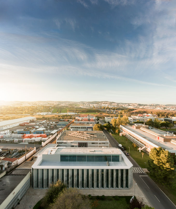 In the context of its location, the new GS1 Portugal headquarters is on the IAPMEI campus adjacent to the 18th century farmhouse area